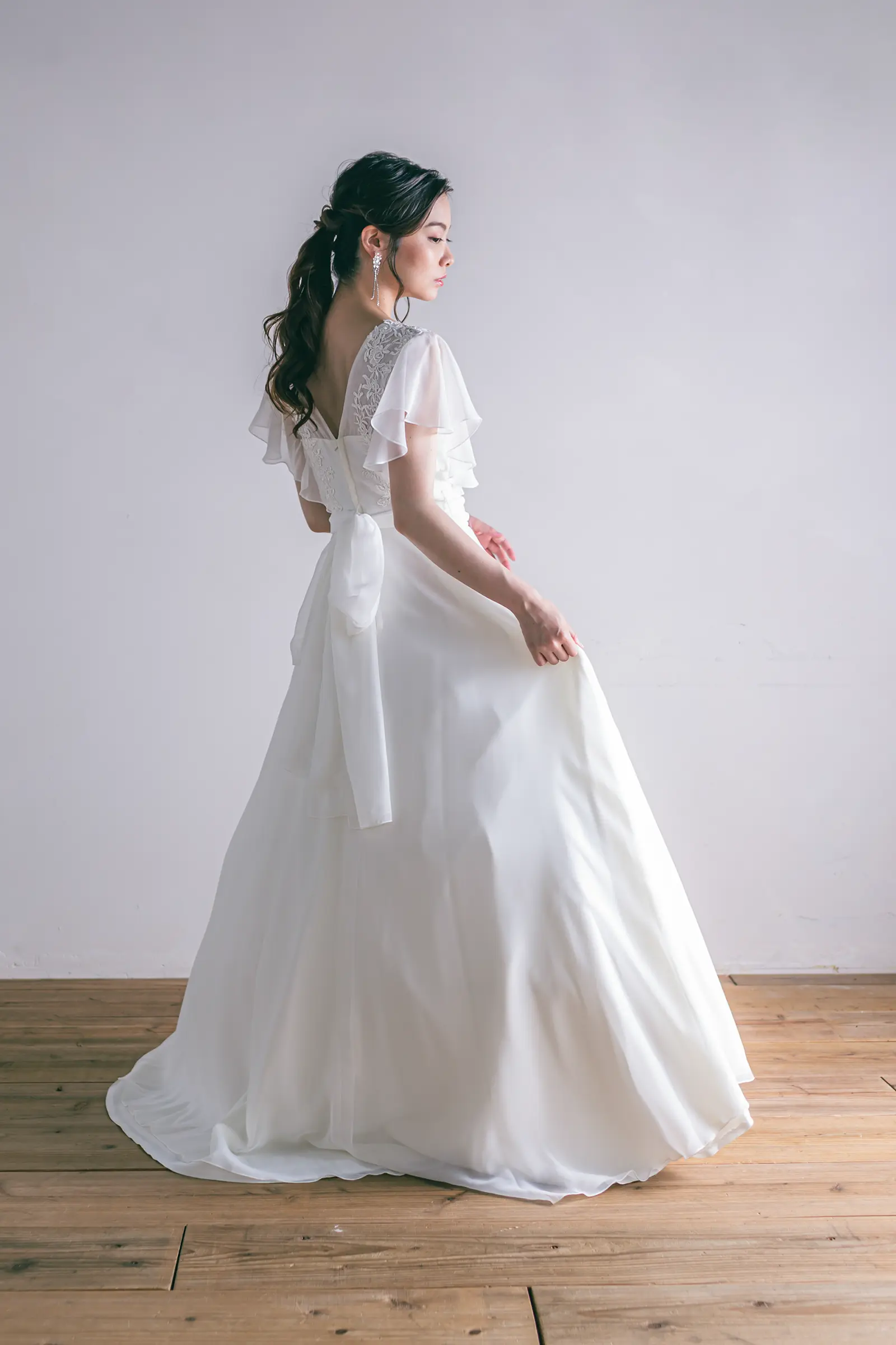 Jellish（ジェリッシュ）のレンタルドレス、バックスタイル。A-001(7号)はシフォンリボンと深めのVカットが特徴。横浜の洋館フォトや会食におすすめ。