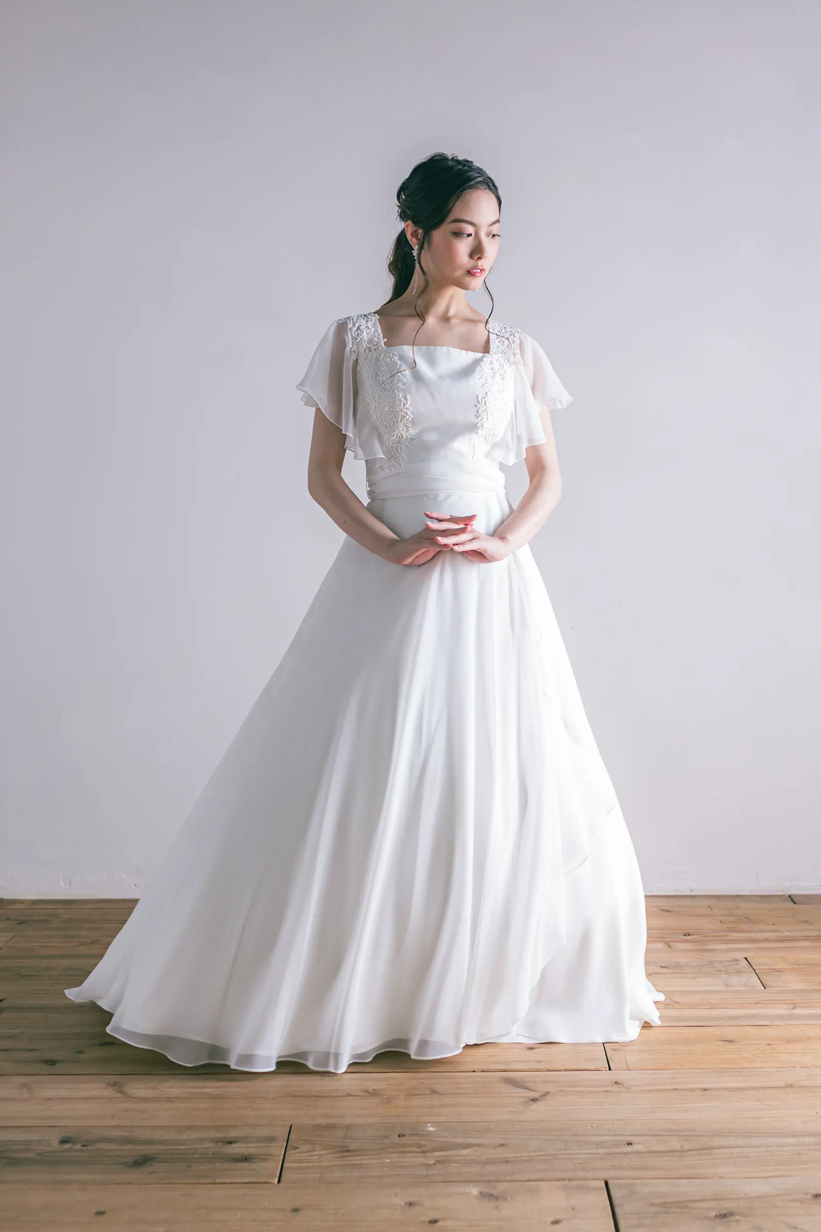 Jellish（ジェリッシュ）のAラインウェディングドレスのフロントショット。横浜や金沢でのフォトウェディング、少人数会食にぴったりのレンタルドレスです。