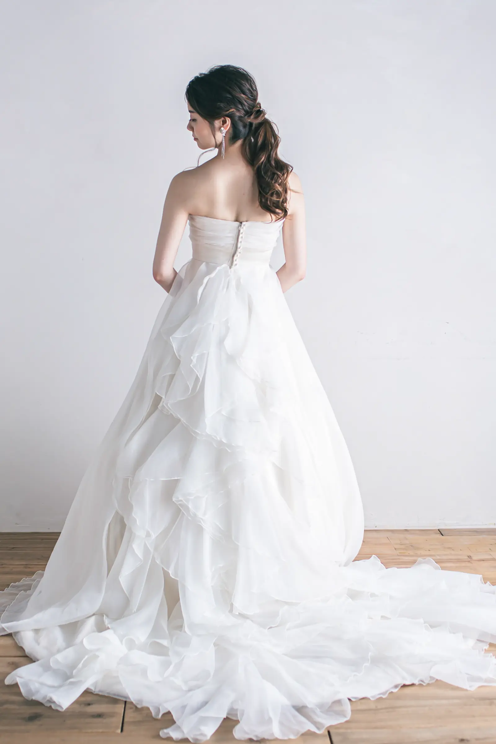 ハートカットのビスチェがデコルテを美しく見せます。