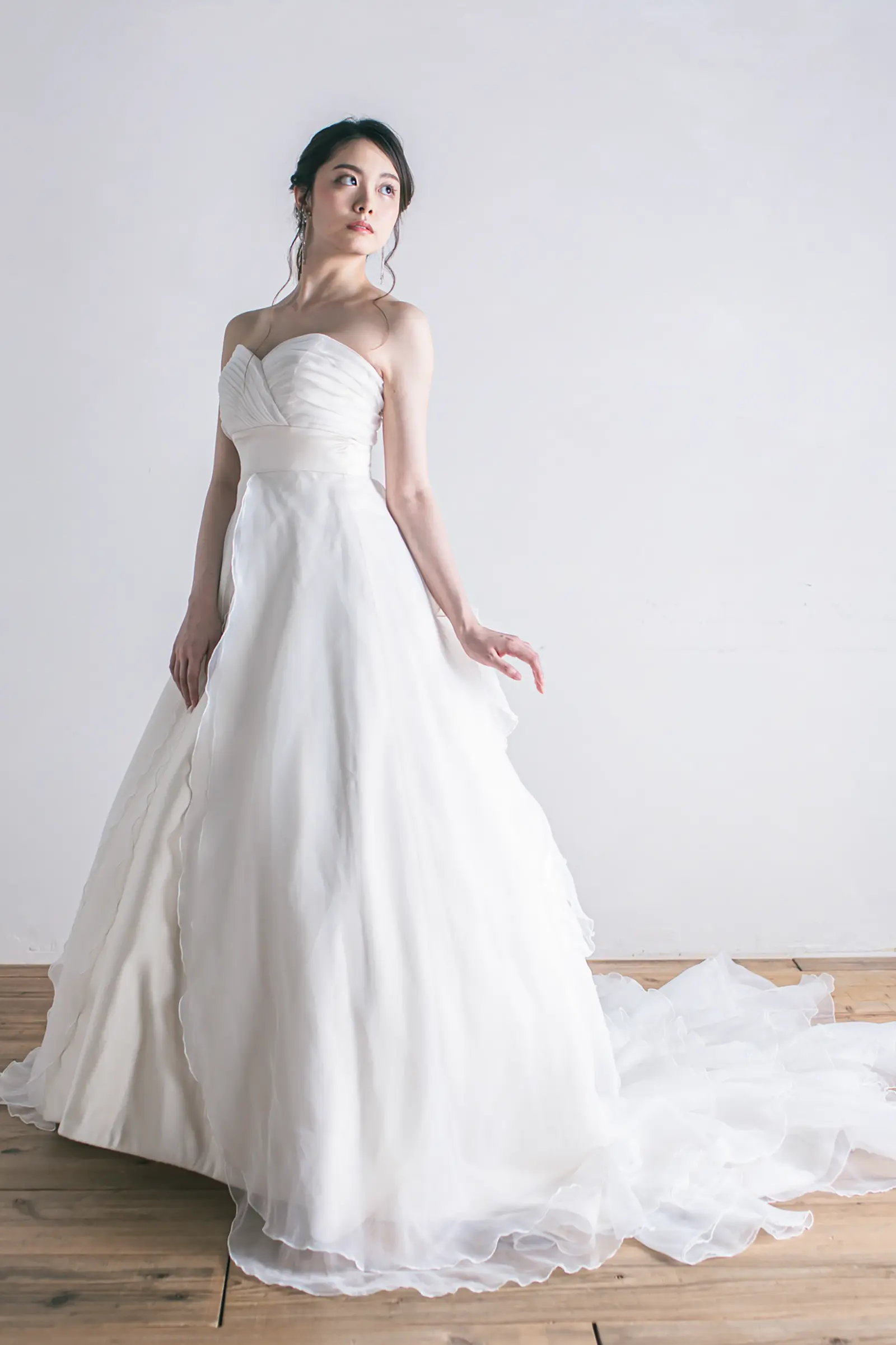 Jellish（ジェリッシュ）のビスチェAラインドレス。横浜・金沢の洋館ウェディングに映えるフロントショット。