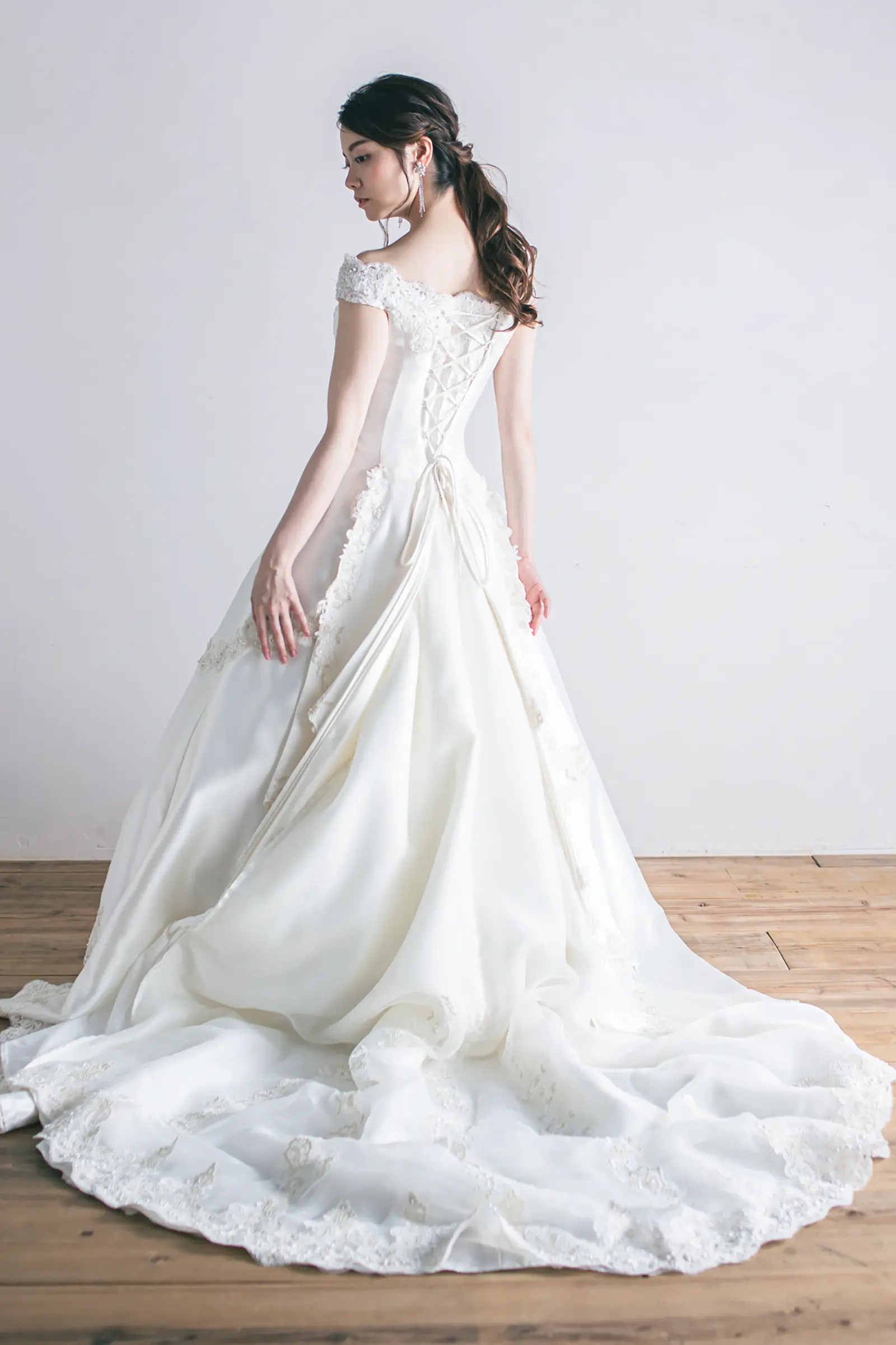 Jellish（ジェリッシュ）のAラインドレス。背面は編み上げ仕様で柔軟なサイズ調整が可能です。