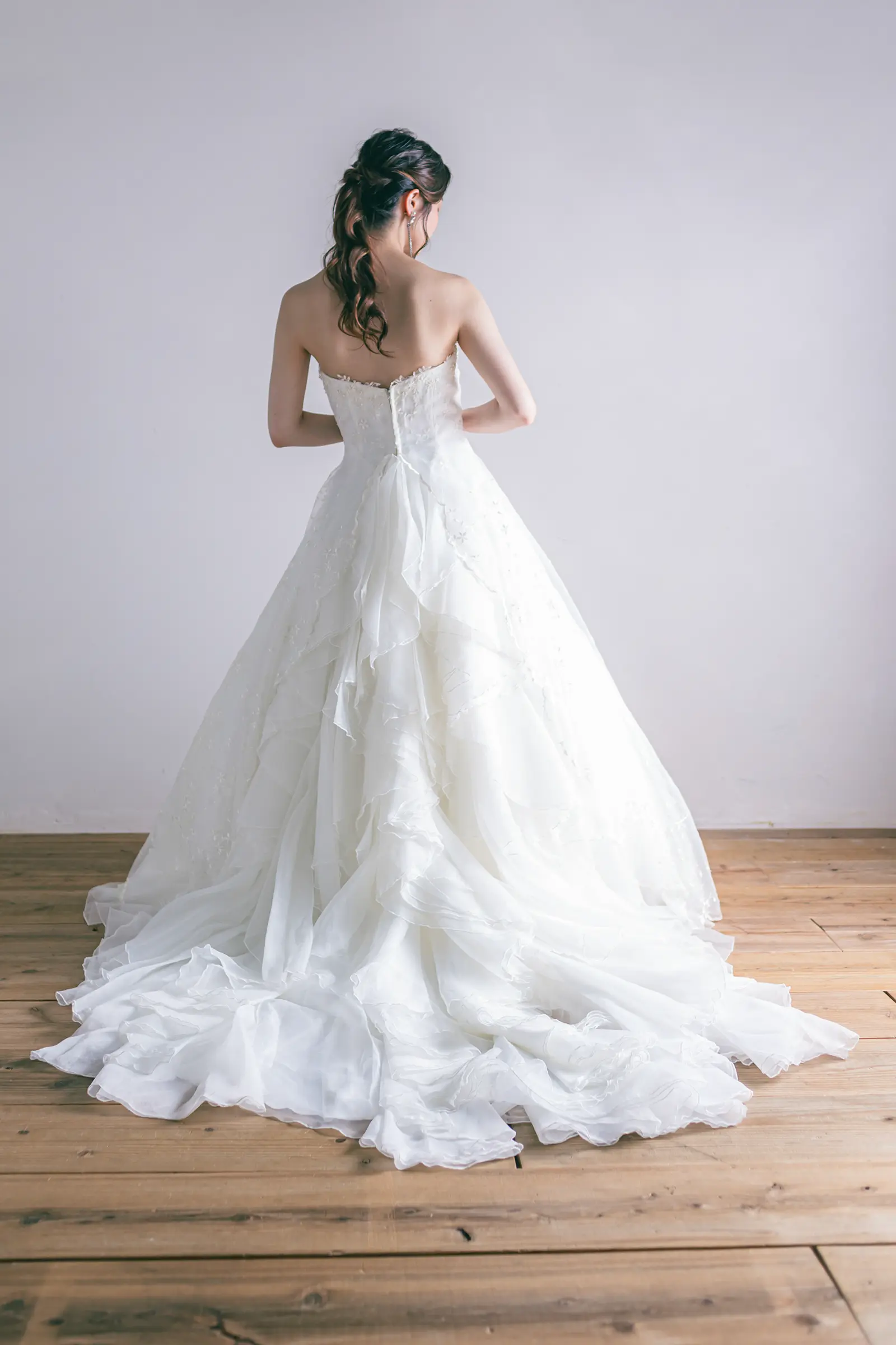 Jellish（ジェリッシュ）のAラインドレス。重なり合うティアードフリルが美しいバックスタイル。