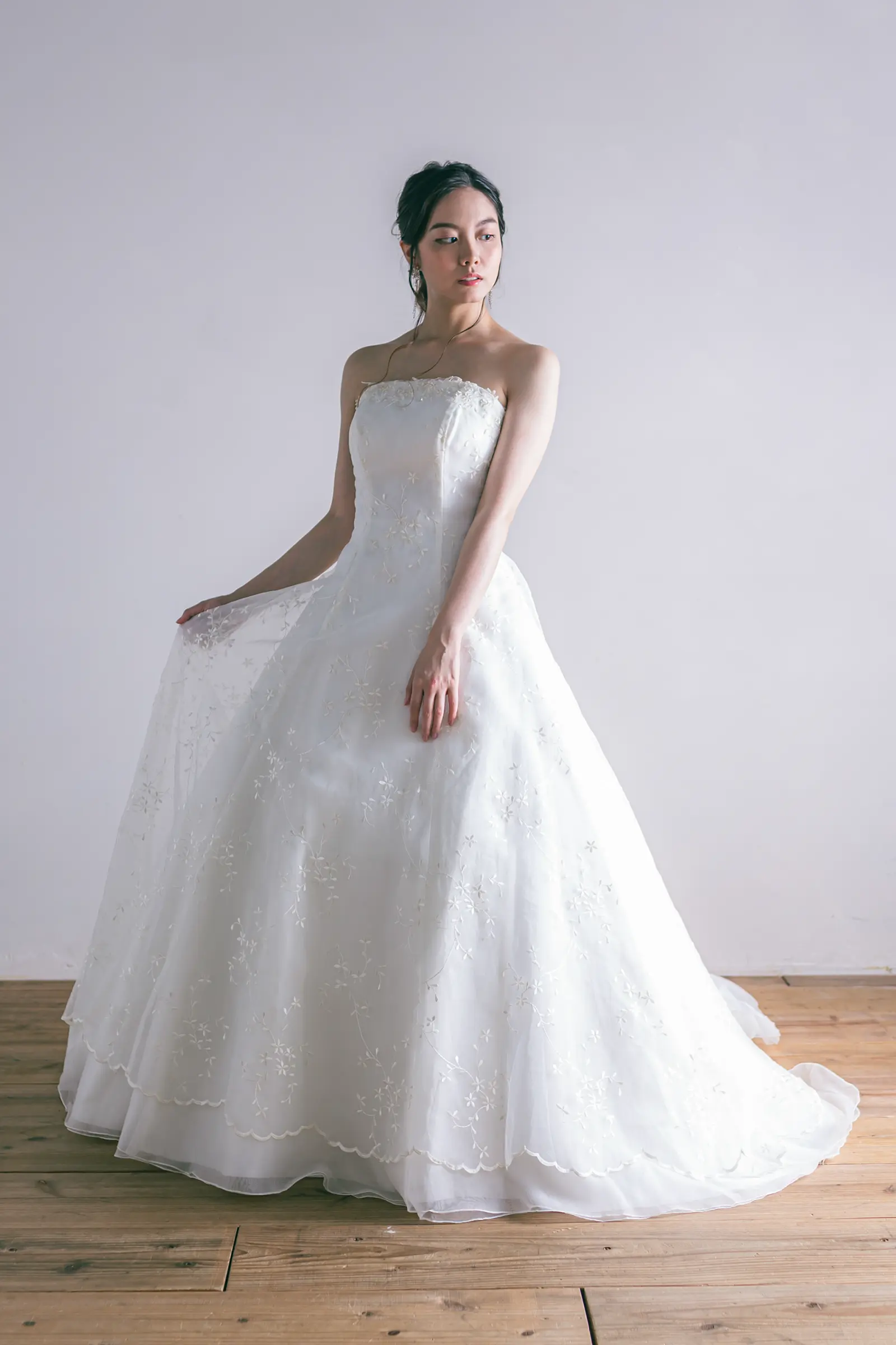 Jellish（ジェリッシュ）の小花刺繍ドレス。軽井沢の森の教会やガーデンウェディングに映える可憐なスタイル。