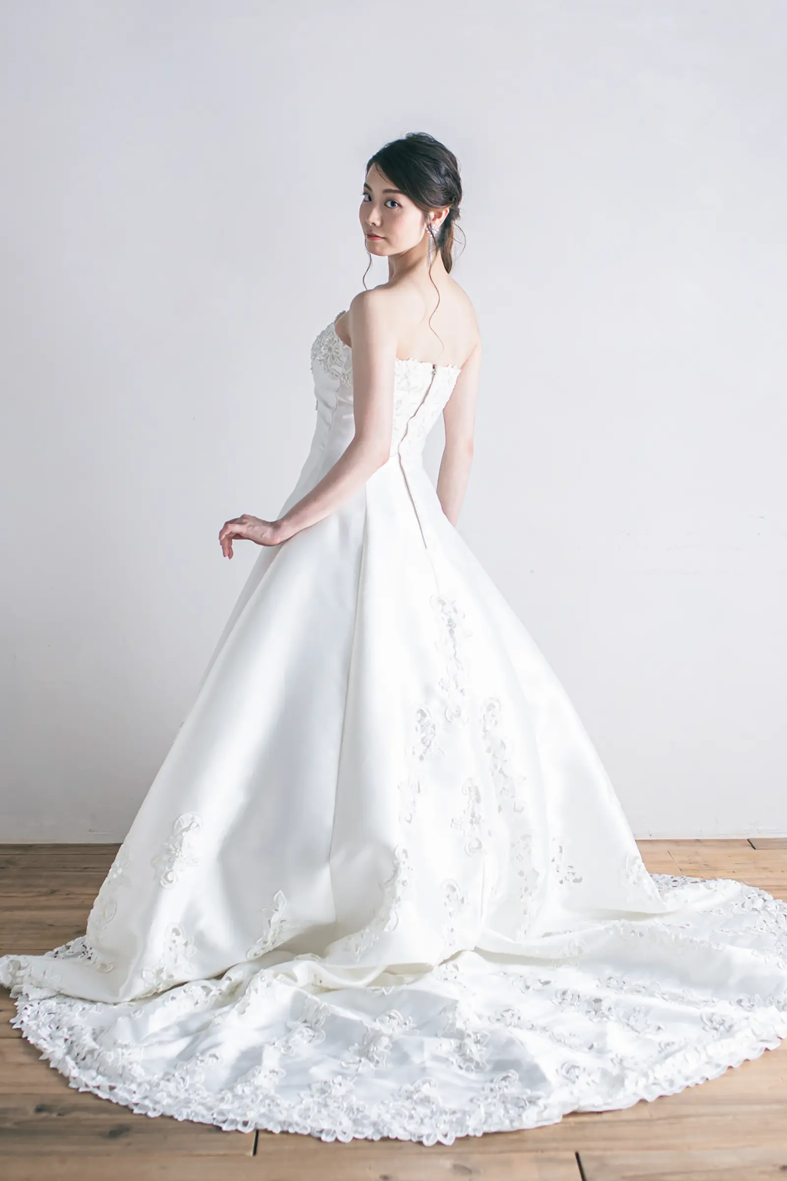 Jellish（ジェリッシュ）の刺繍トレーンドレス。横浜や金沢の洋館での重厚感あるフォトウェディングに。