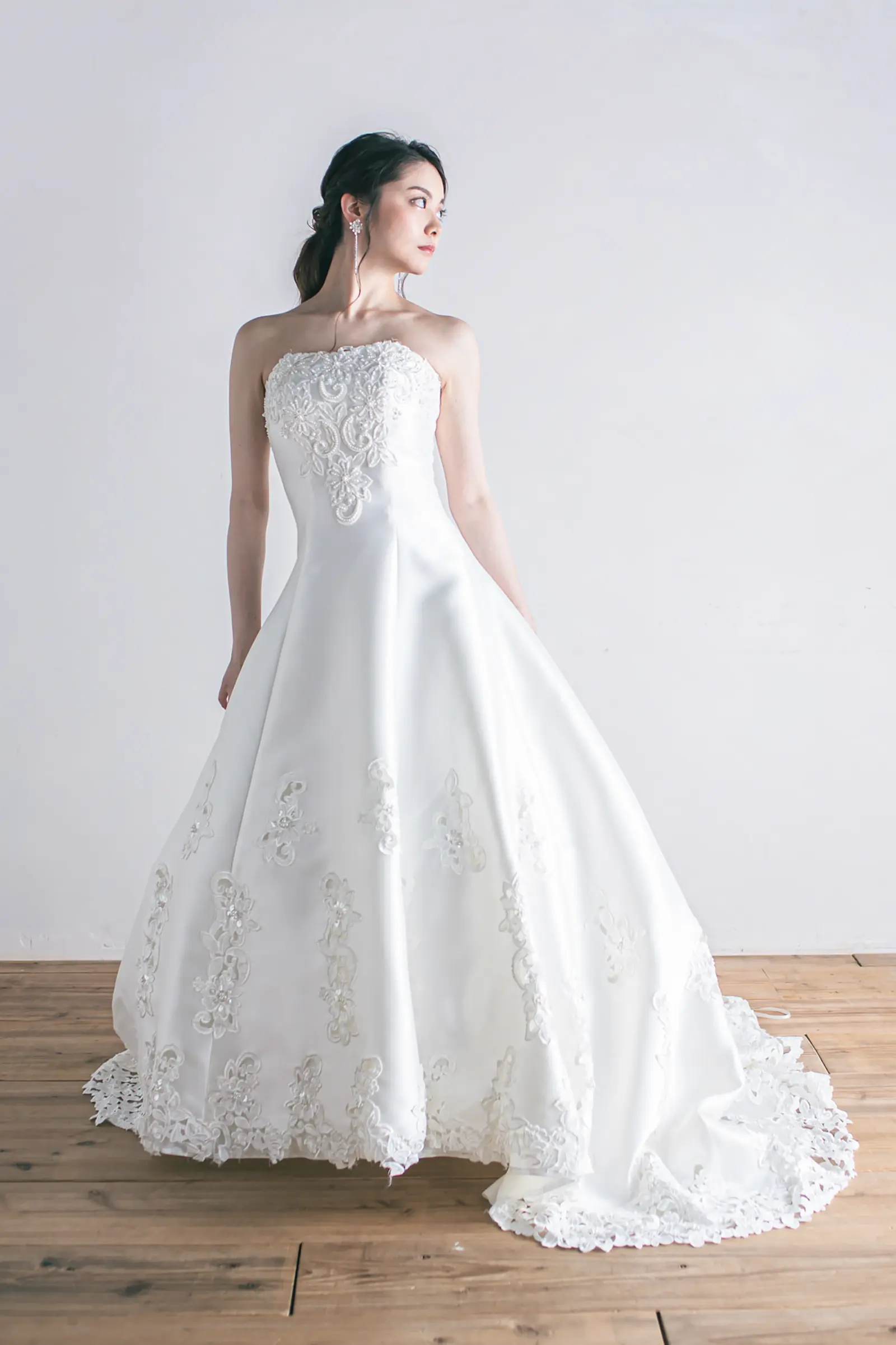 Jellish（ジェリッシュ）のサテンAラインドレス。刺繍が豪華なビスチェスタイルの正面写真。