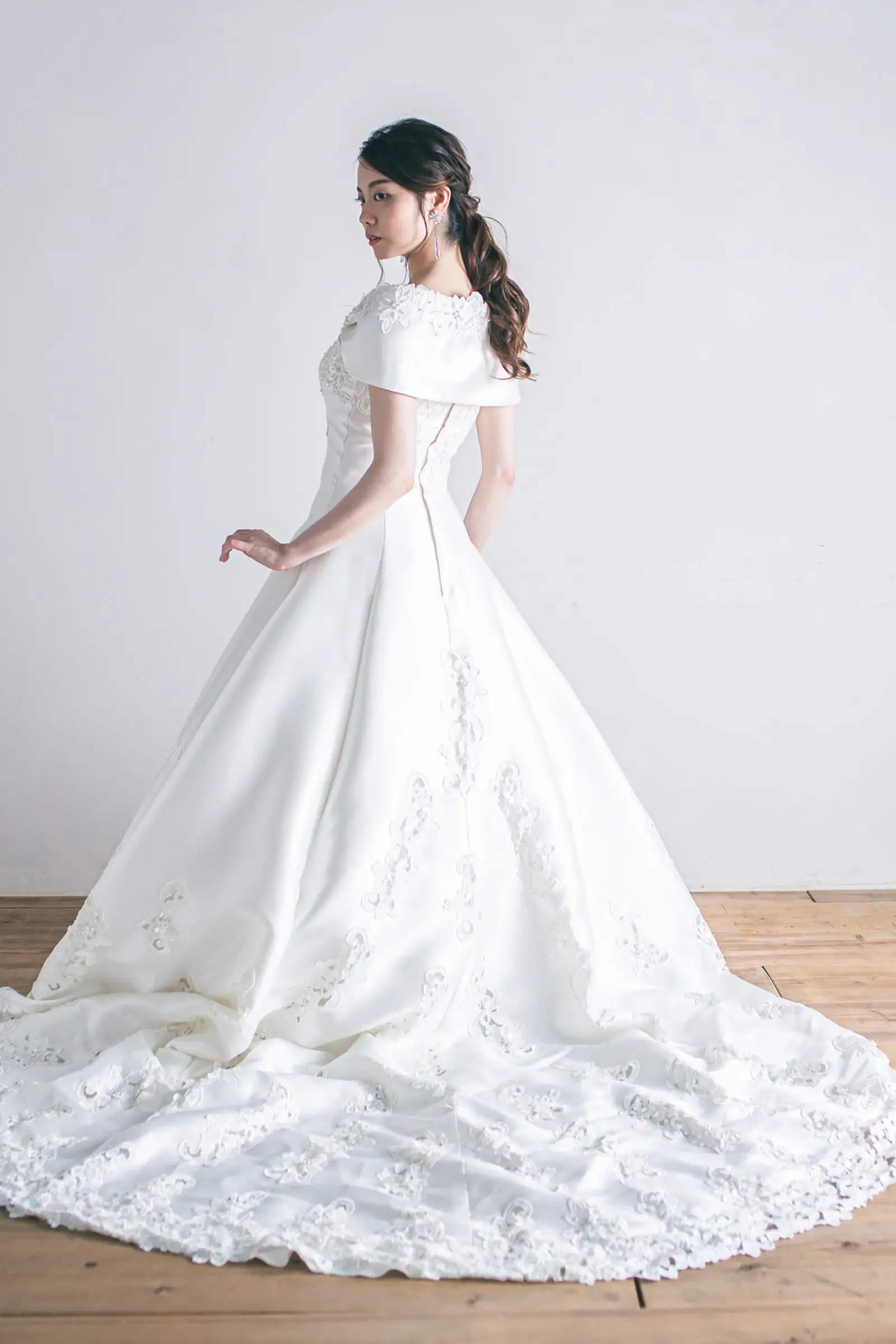 Jellish（ジェリッシュ）の2WAYドレス。オフショルダー時の背面ショット。横浜の洋館撮影におすすめ。