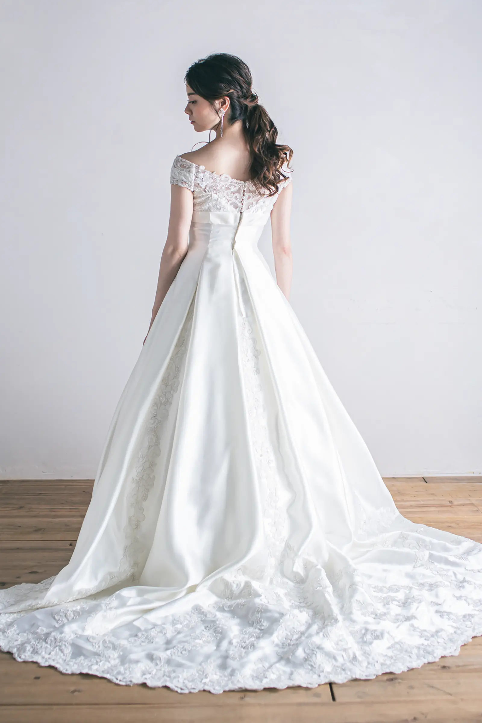 Jellish（ジェリッシュ）のサテンドレス。背面に並ぶくるみボタンがアクセントのクラシックな後姿。