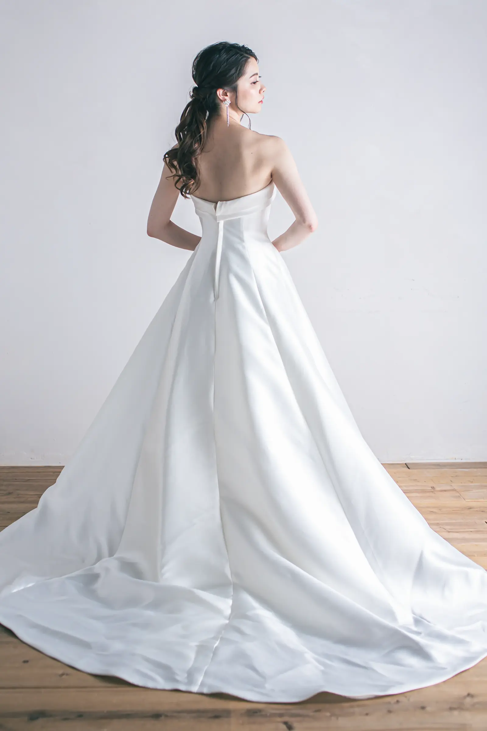 Jellish（ジェリッシュ）のシンプルAラインドレス。リボンを外した状態の、くるみボタンが際立つ背面写真。