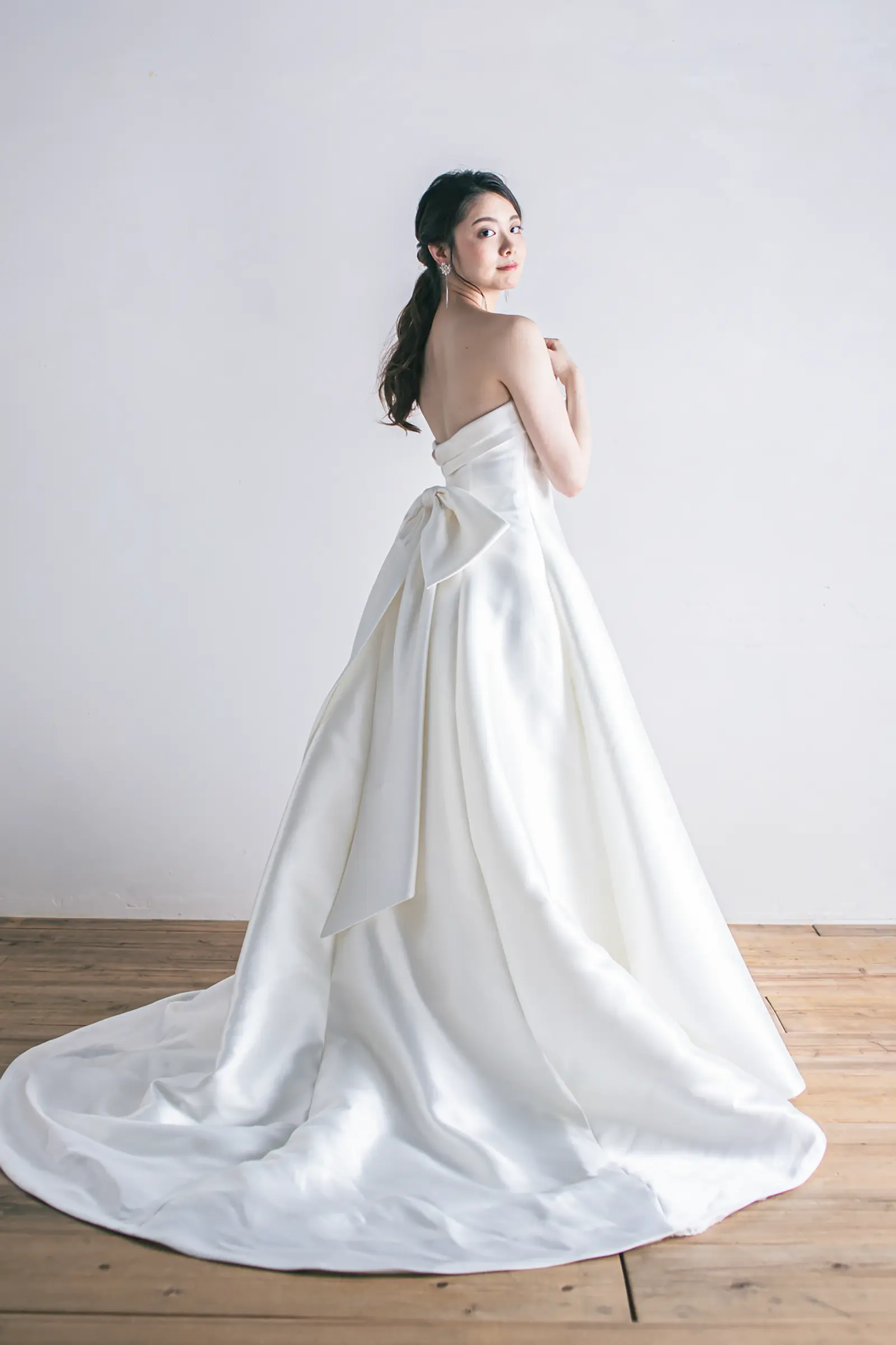 Jellish（ジェリッシュ）のバックリボンドレス。軽井沢のリゾート挙式や横浜の館内撮影で映える後ろ姿。