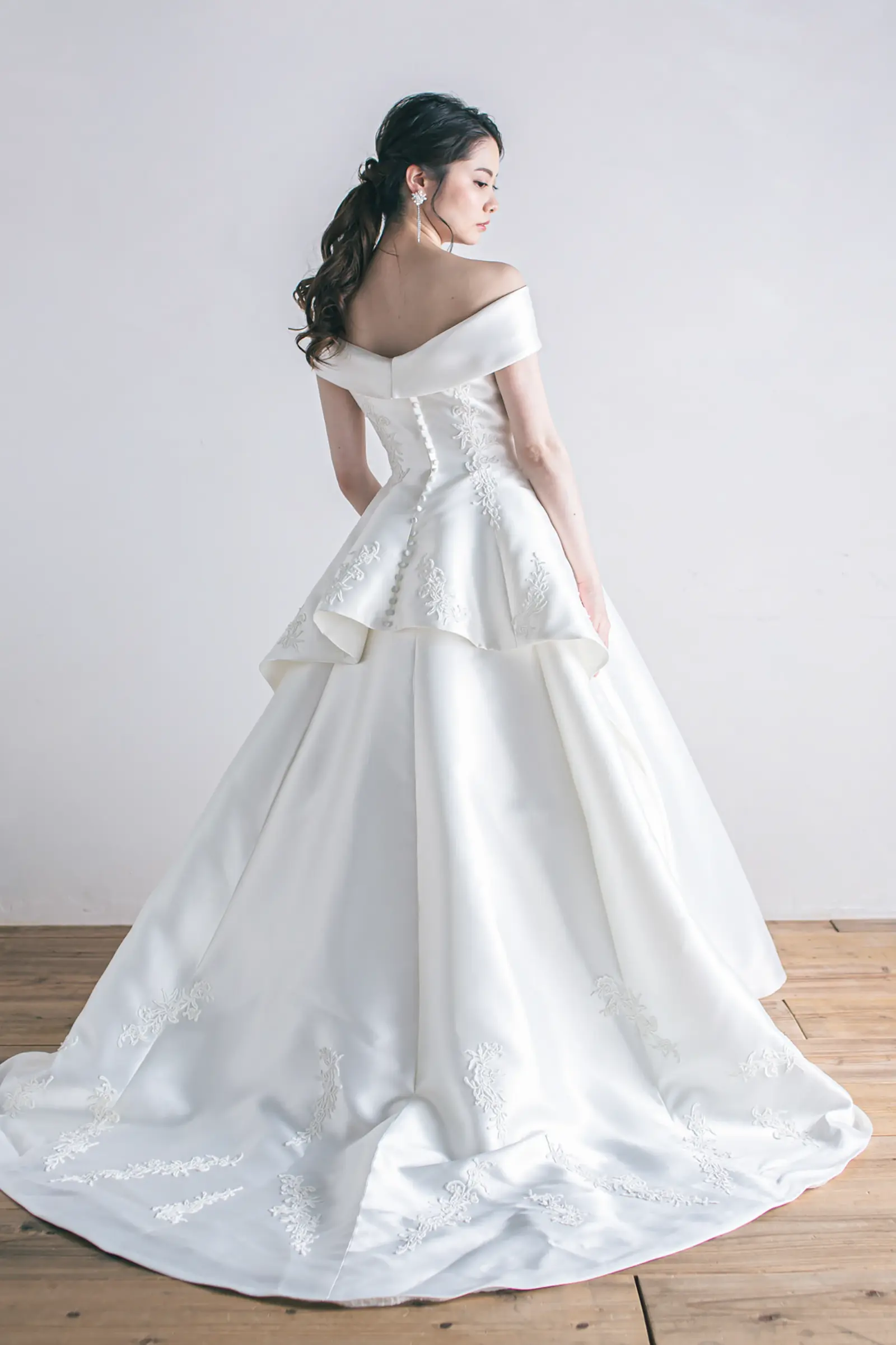 Jellish（ジェリッシュ）の背中あきレースドレス。ビーチやガーデンでの撮影で風になびく美しいバックスタイル。