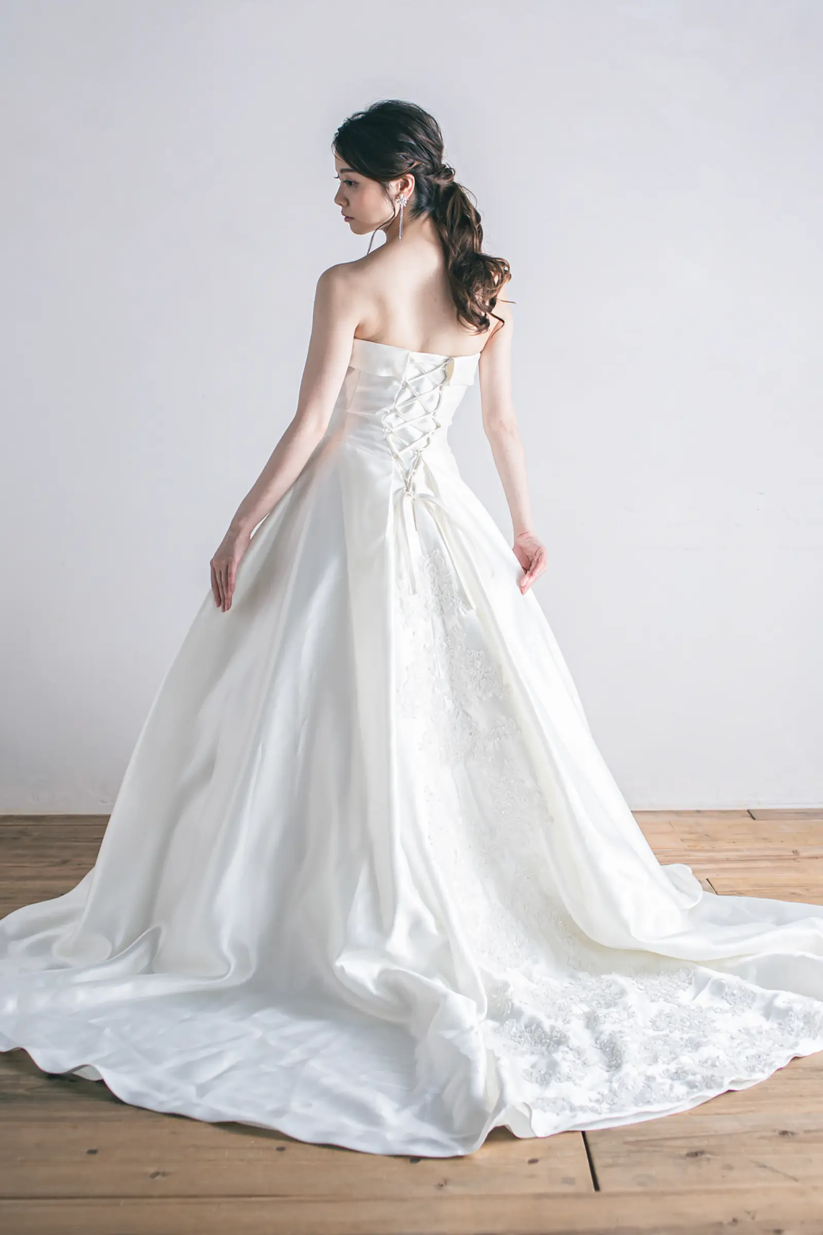 Jellish（ジェリッシュ）のレースAラインドレス。軽井沢のガーデンやチャペルに馴染む上品なバックスタイル。