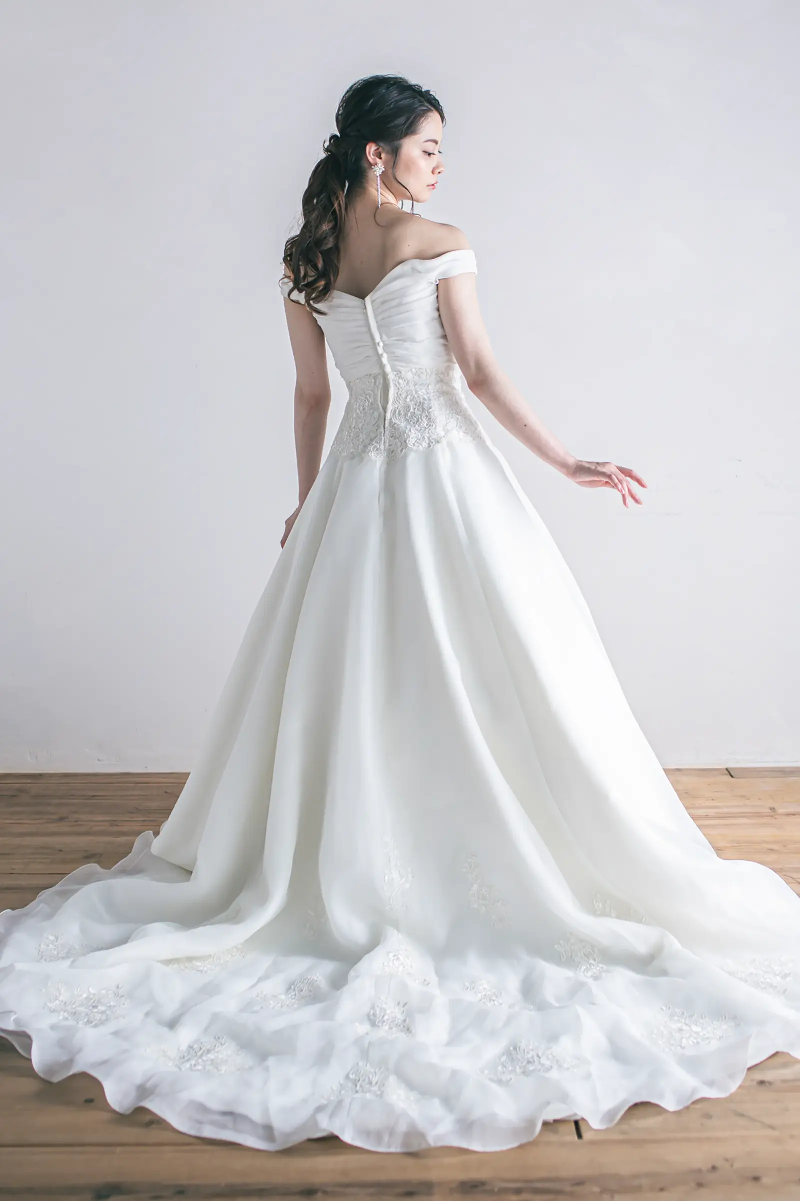 Jellish（ジェリッシュ）のくるみボタン付きドレス。ビーチやガーデンで映えるクラシックなバックスタイル。