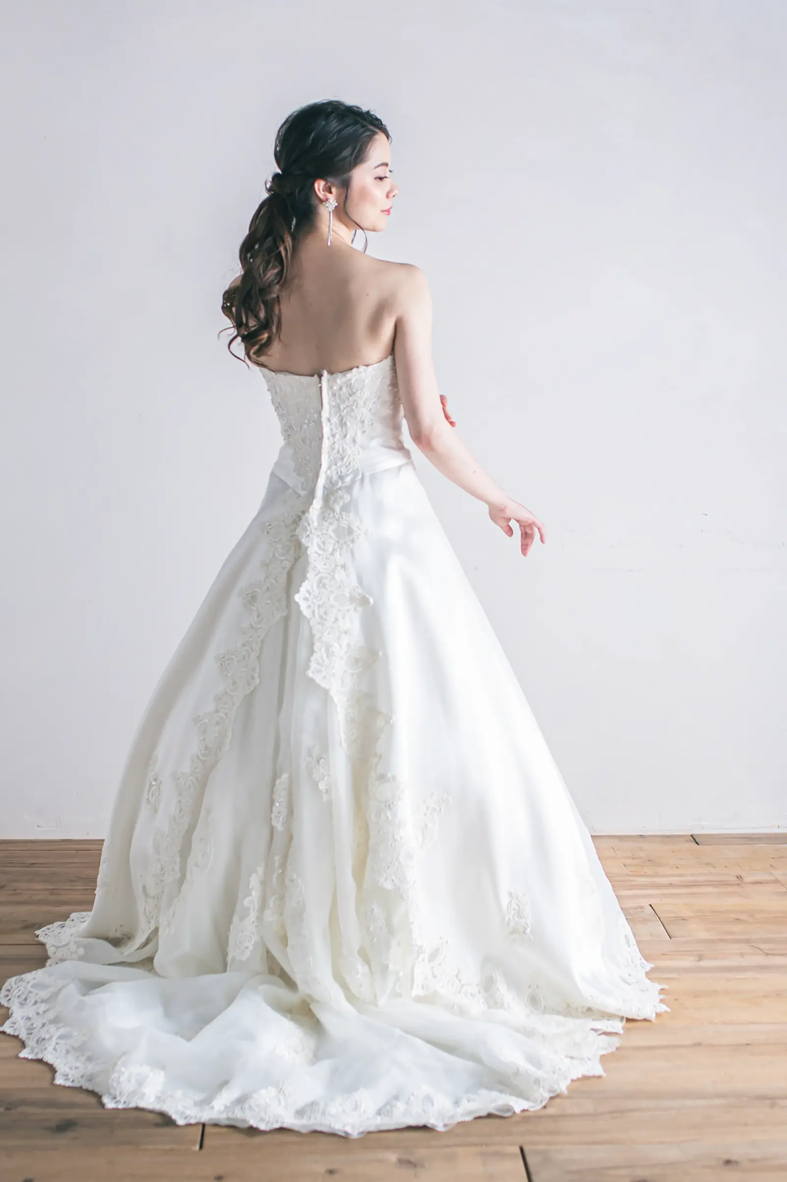 Jellish（ジェリッシュ）ミドルトレーンドレス。歴史的建造物やチャペルで存在感を放つ、豪華なバックスタイル。