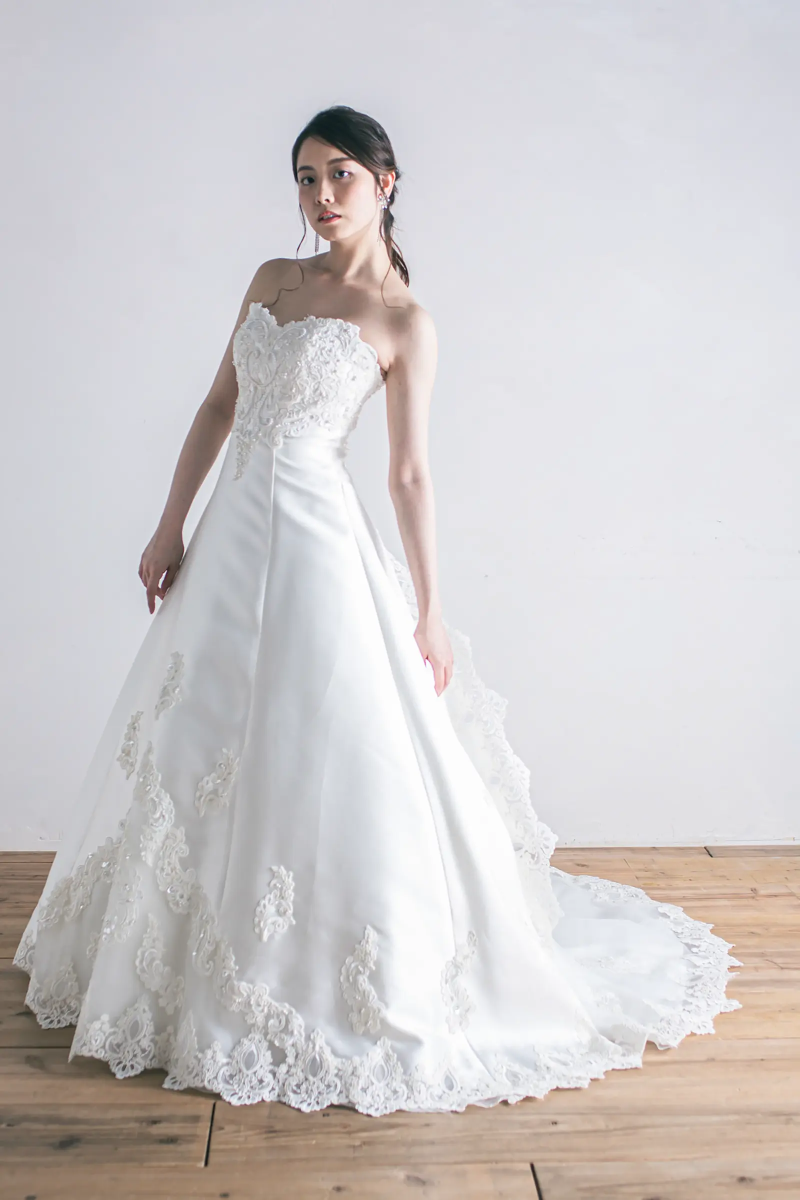 Jellish（ジェリッシュ）のサテンAラインドレス。横浜や金沢の洋館に映える豪華なカットワーク刺繍。