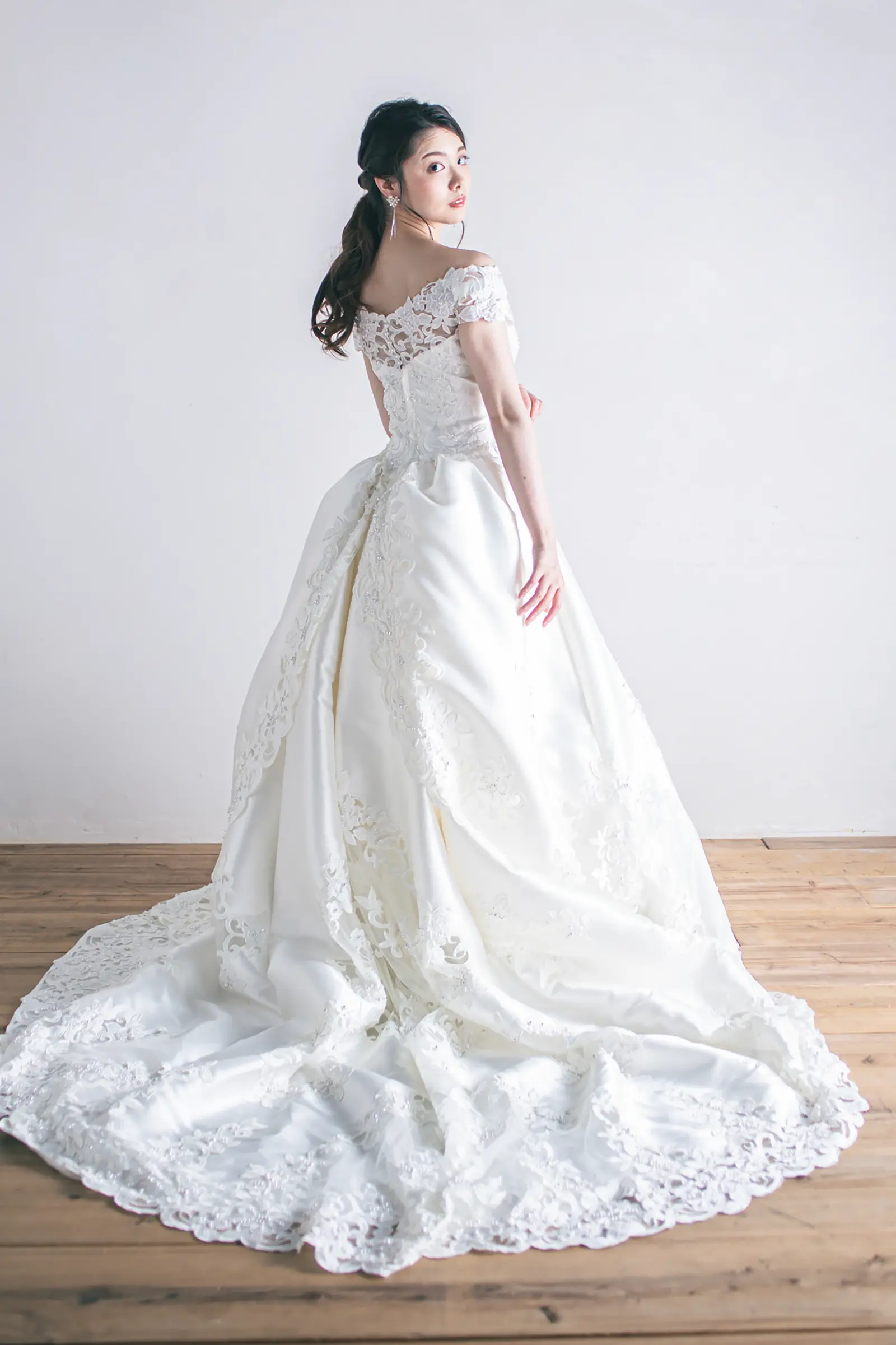 Jellish（ジェリッシュ）の編み上げAラインドレス。ビーチやガーデンでドラマチックに広がる後ろ姿。