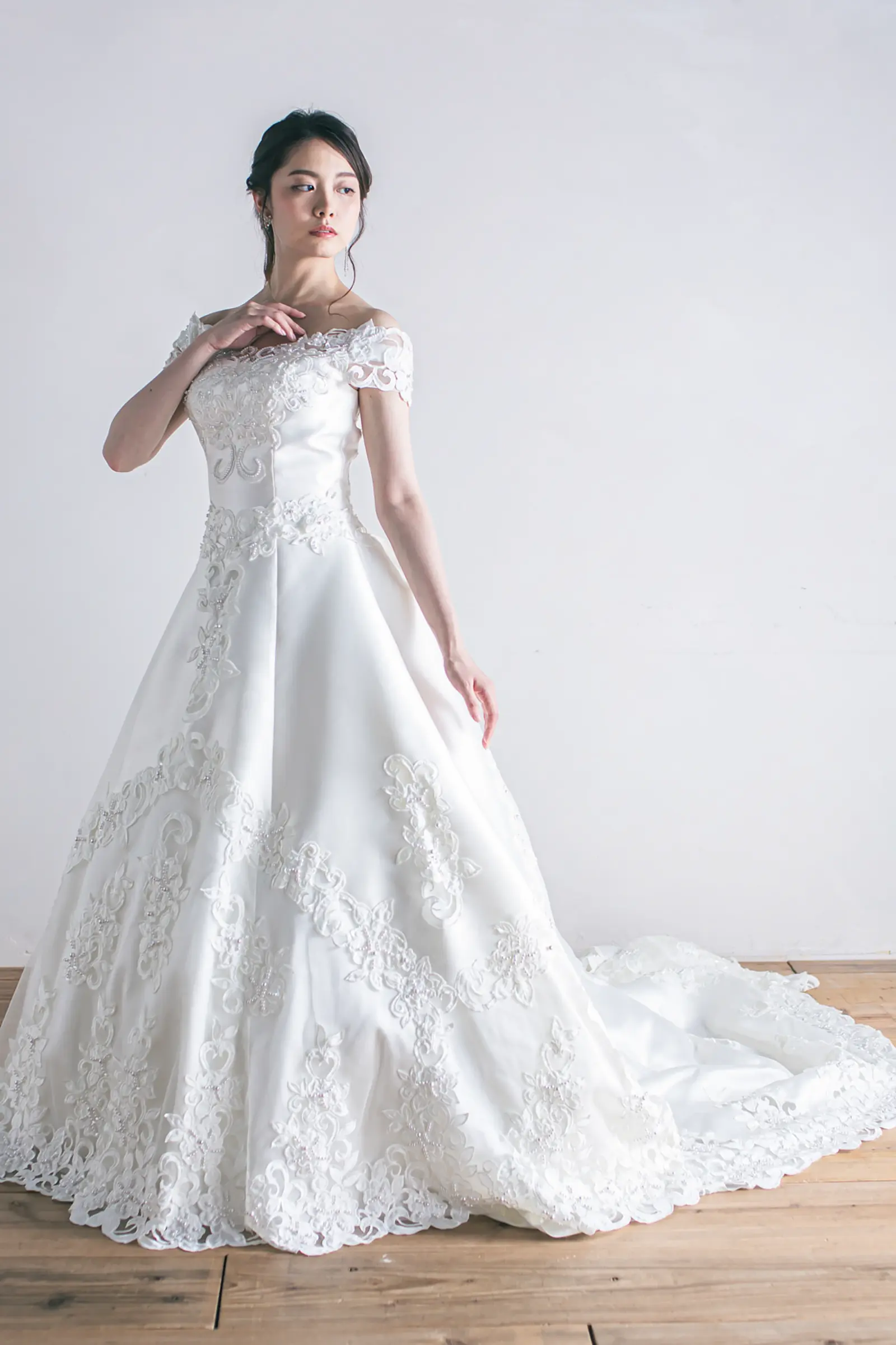 Jellish（ジェリッシュ）のボリュームチュールドレス。伊豆下田のビーチや軽井沢に映える刺繍フロント。