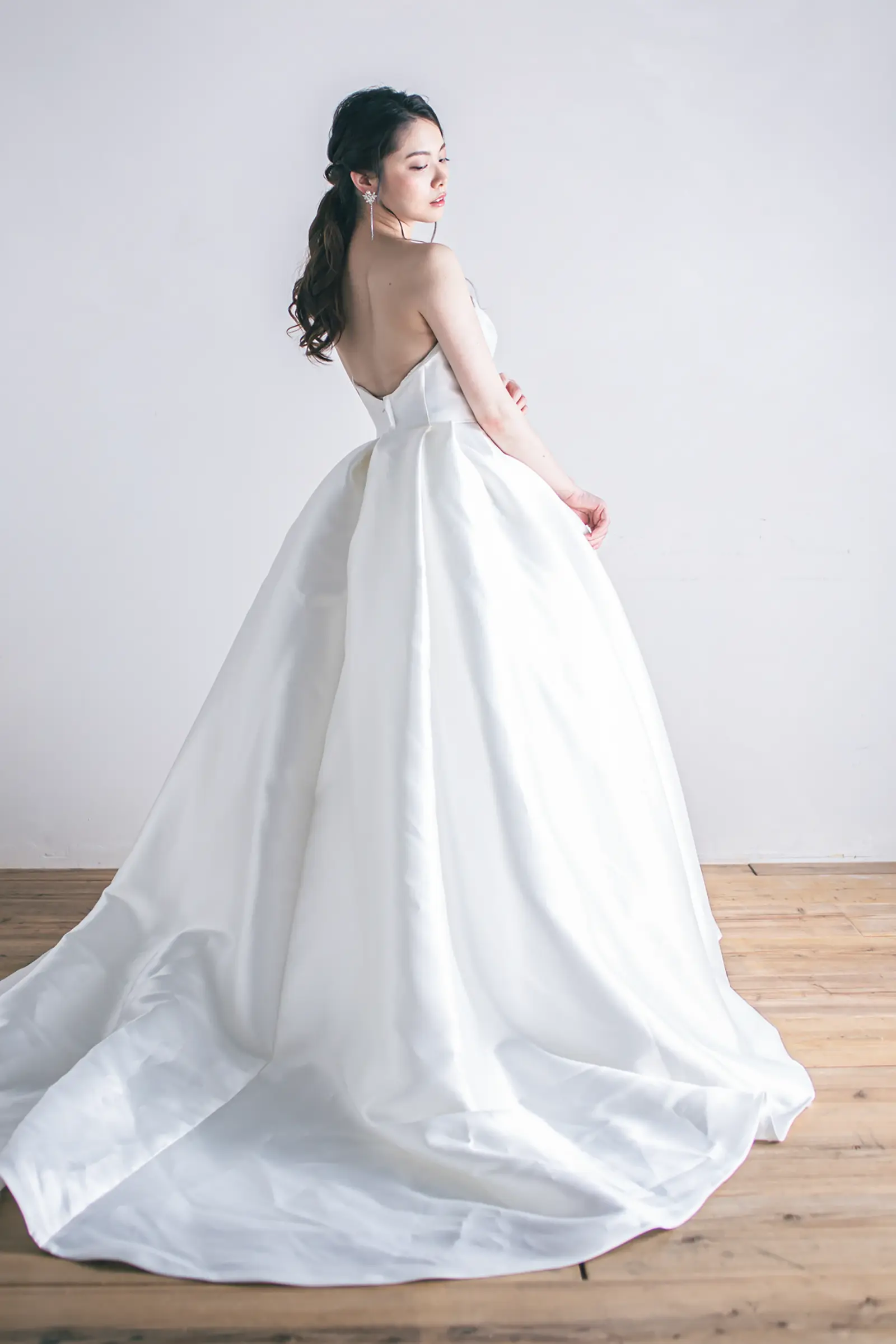 Jellish（ジェリッシュ）のビスチェAラインドレス。ガーデンやビーチで軽やかに広がるバックスタイル。