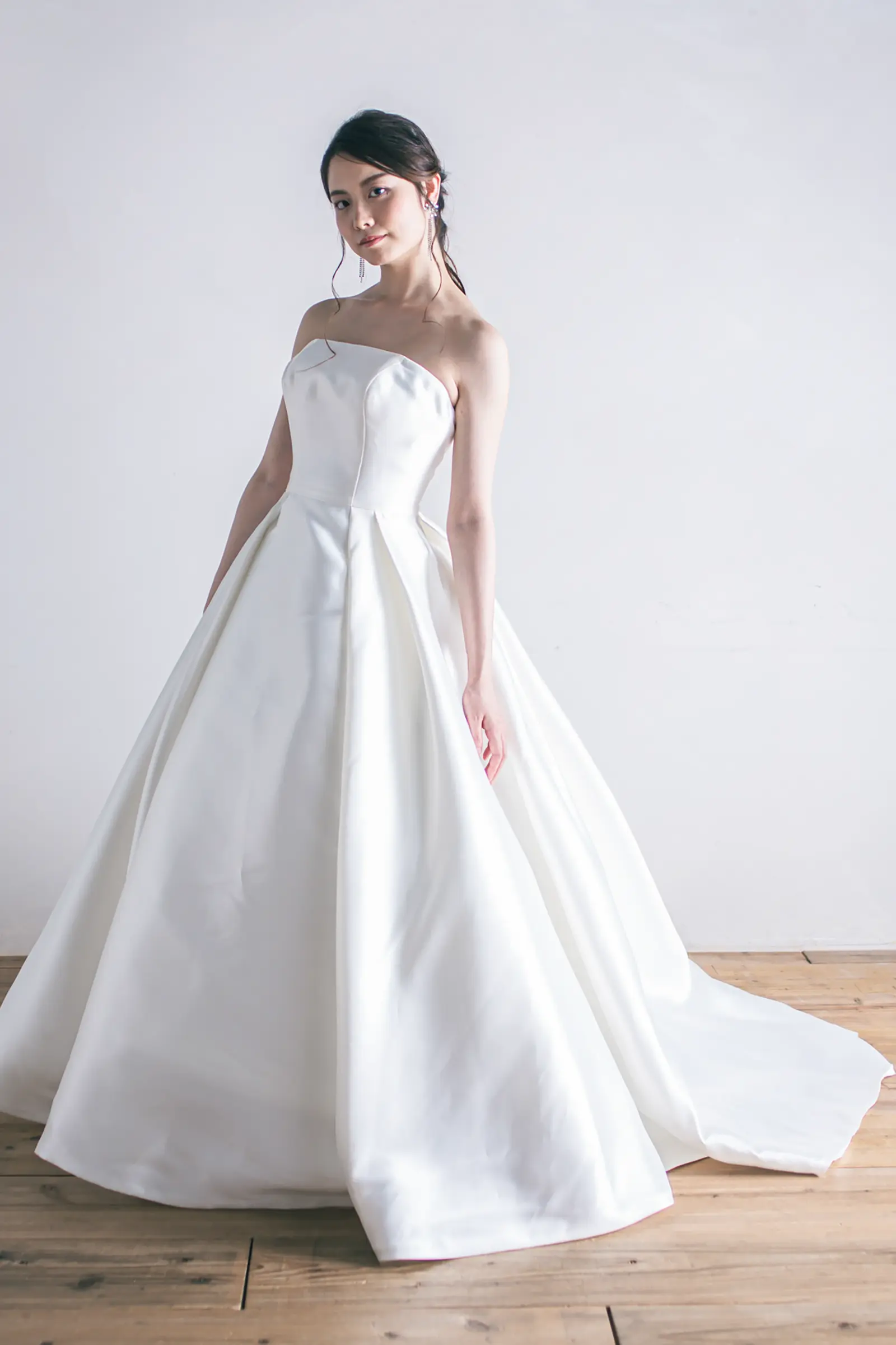 Jellish（ジェリッシュ）のビジュー刺繍ドレス。軽井沢や伊豆のロケーション撮影に映えるドレープスタイル。