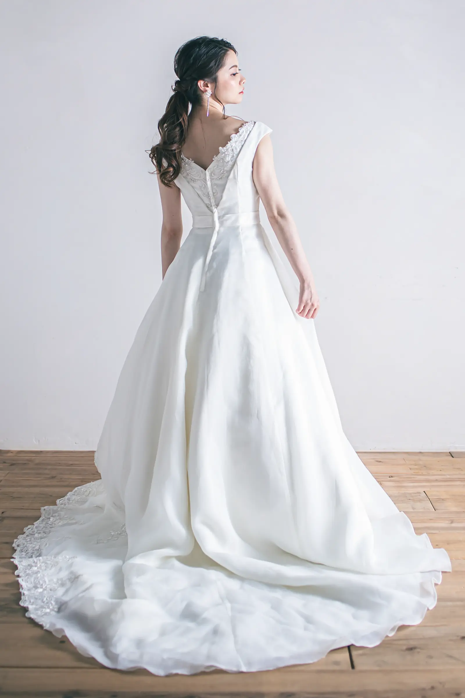 Jellish（ジェリッシュ）のサテンAラインドレス。横浜や金沢の洋館に映える豪華なカットワーク刺繍。