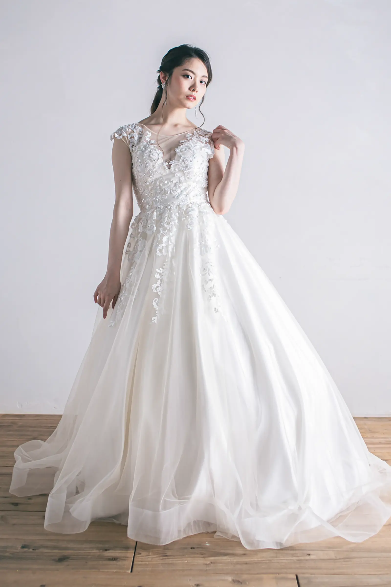 Jellish（ジェリッシュ）のフラワー刺繍ドレス。軽井沢や伊豆のビーチに映える透明感あるシースルースタイル。