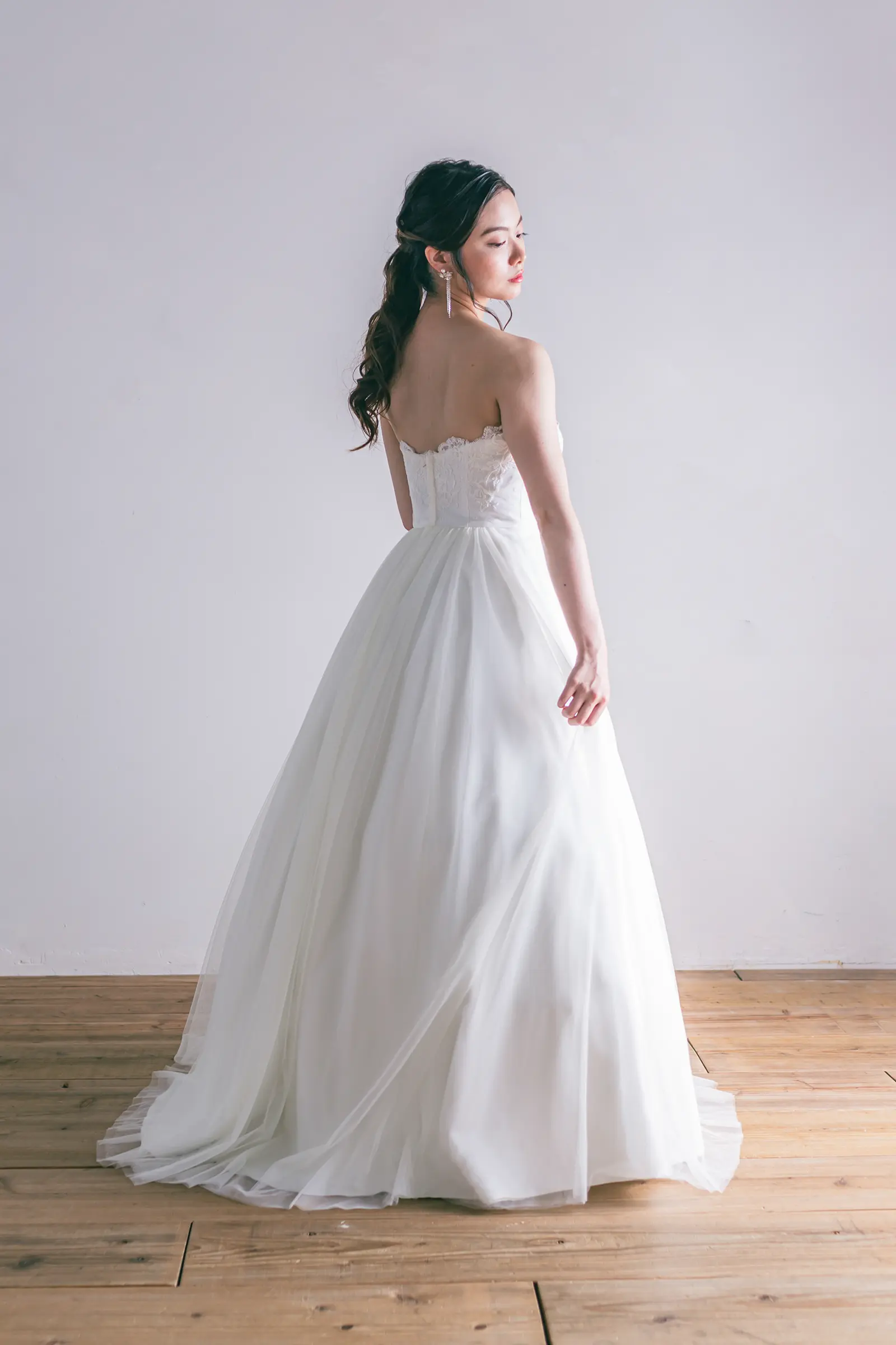 Jellish（ジェリッシュ）のチュールドレス。ビーチやガーデンで軽やかに動けるシンプルなバックスタイル。