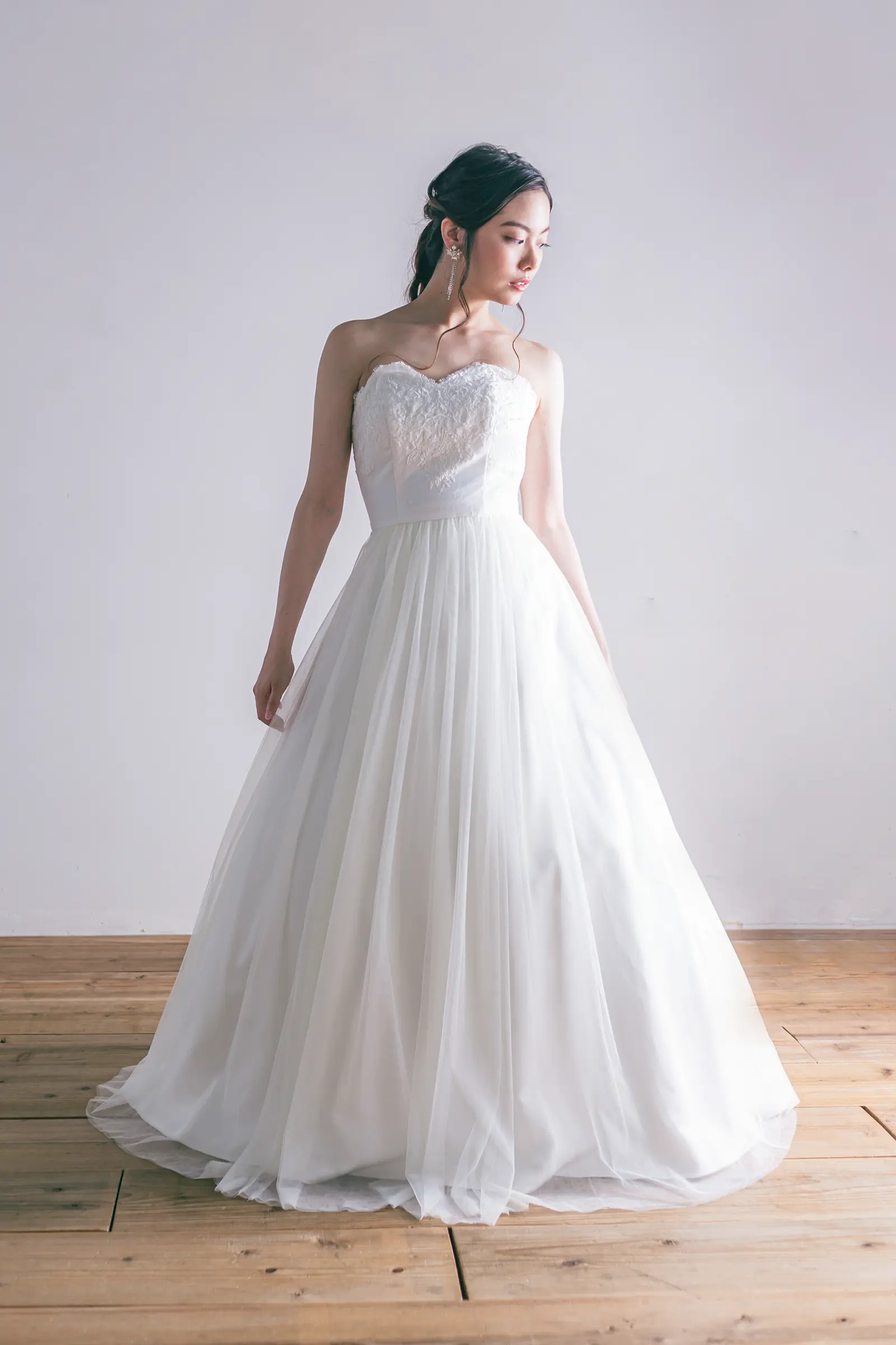 Jellish（ジェリッシュ）のナチュラルAラインドレス。伊豆や軽井沢の自然に馴染むレース刺繍スタイル。