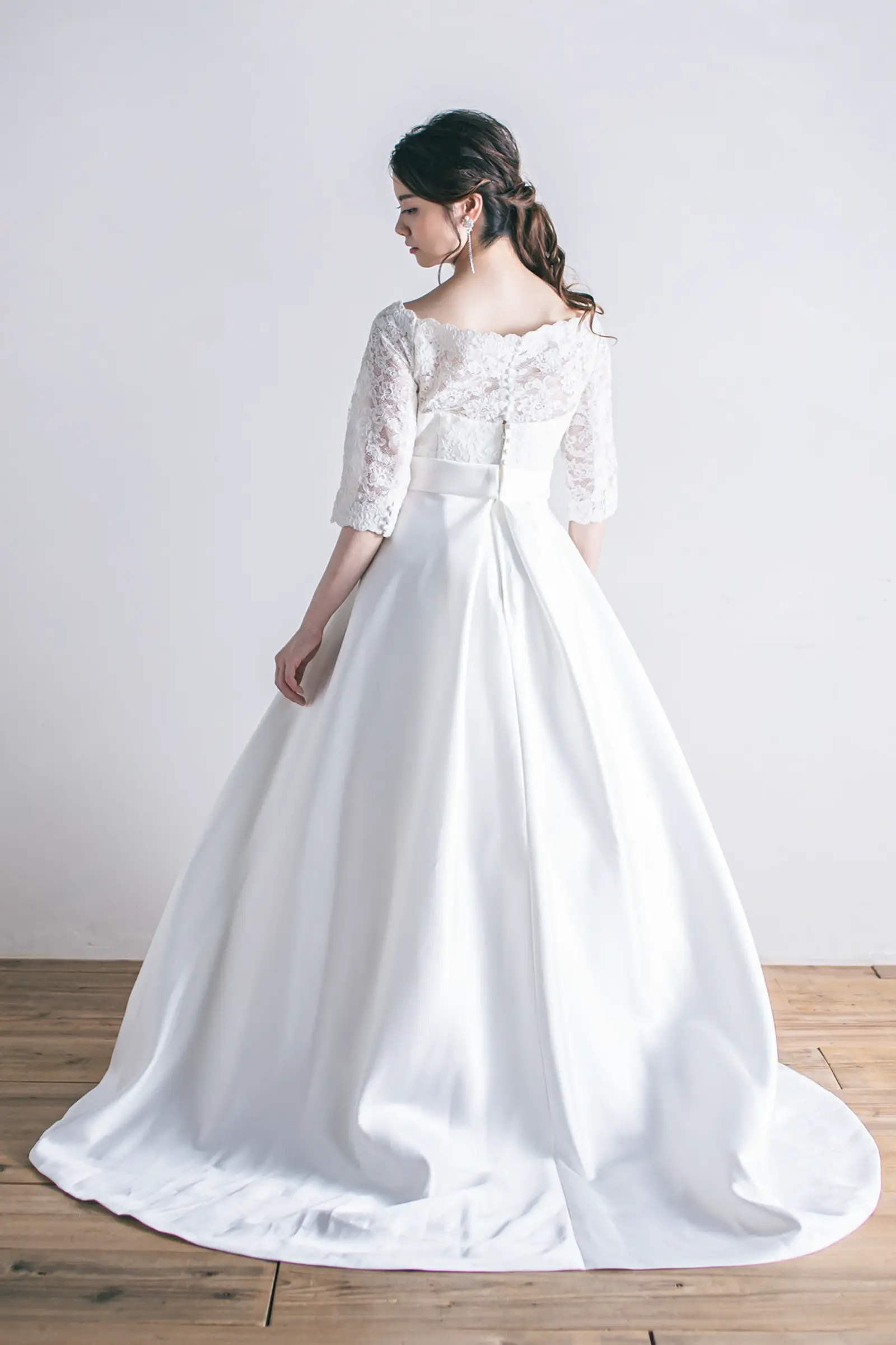 Jellish（ジェリッシュ）の編み上げサテンドレス。歴史的建造物に馴染む気品あるバックスタイル。