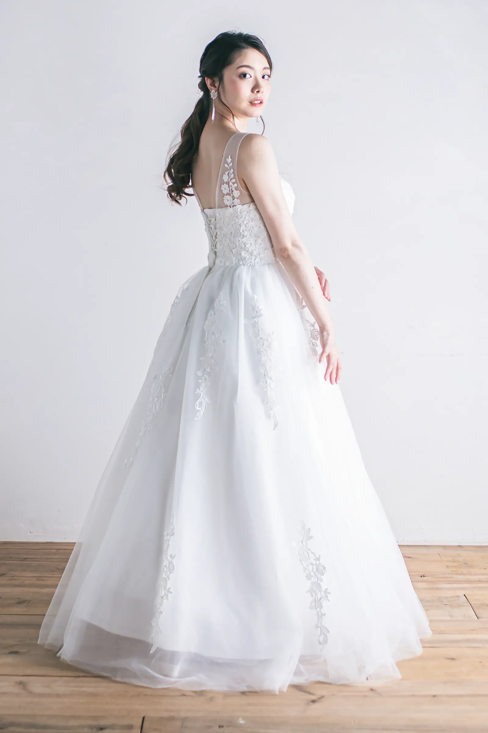 Jellish（ジェリッシュ）の編み上げチュールドレス。ビーチやガーデンでふんわり広がるバックスタイル。