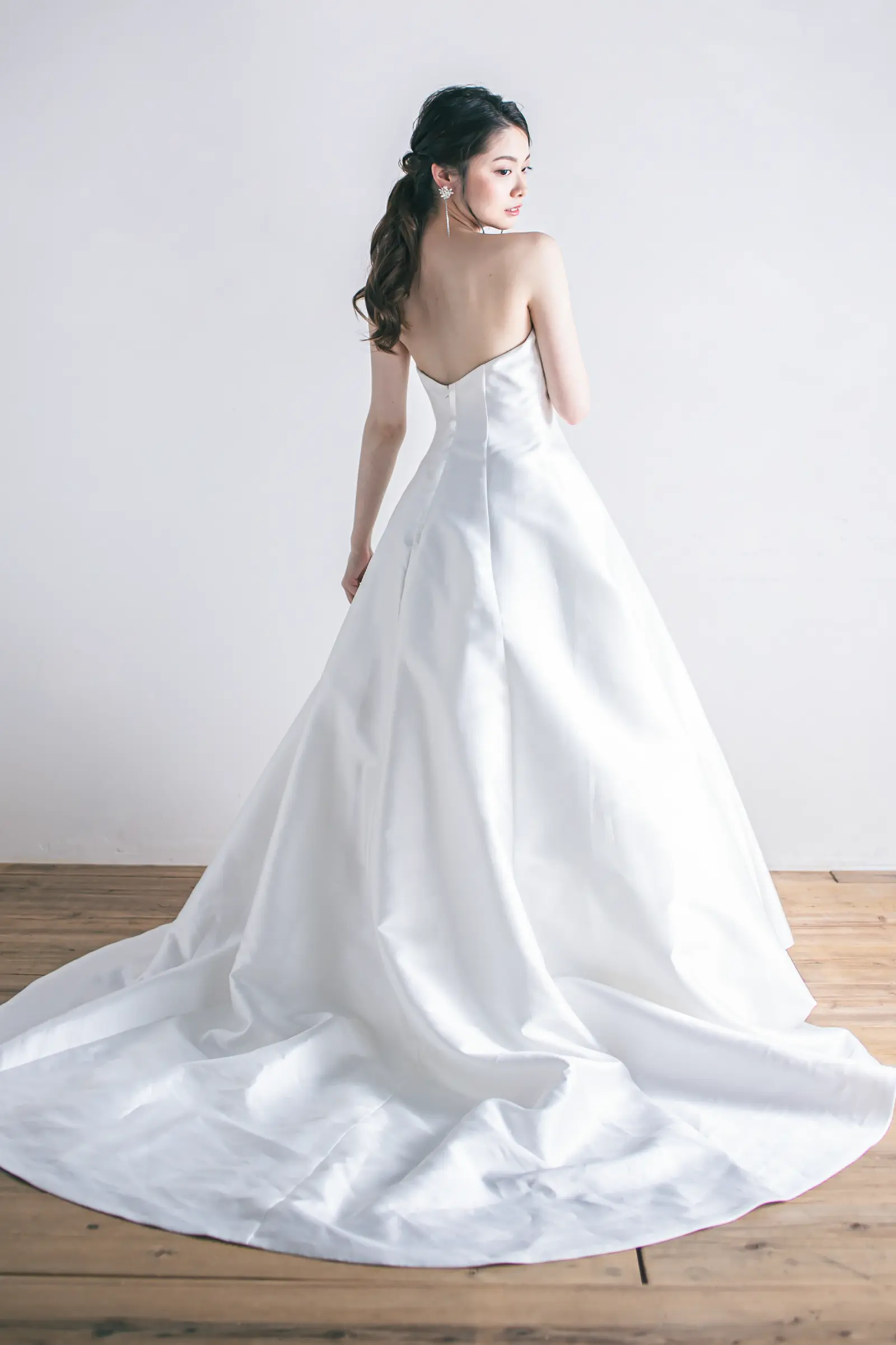 Jellish（ジェリッシュ）のファスナー仕様Aラインドレス。洋館やチャペルに馴染む、スッキリとした後ろ姿。