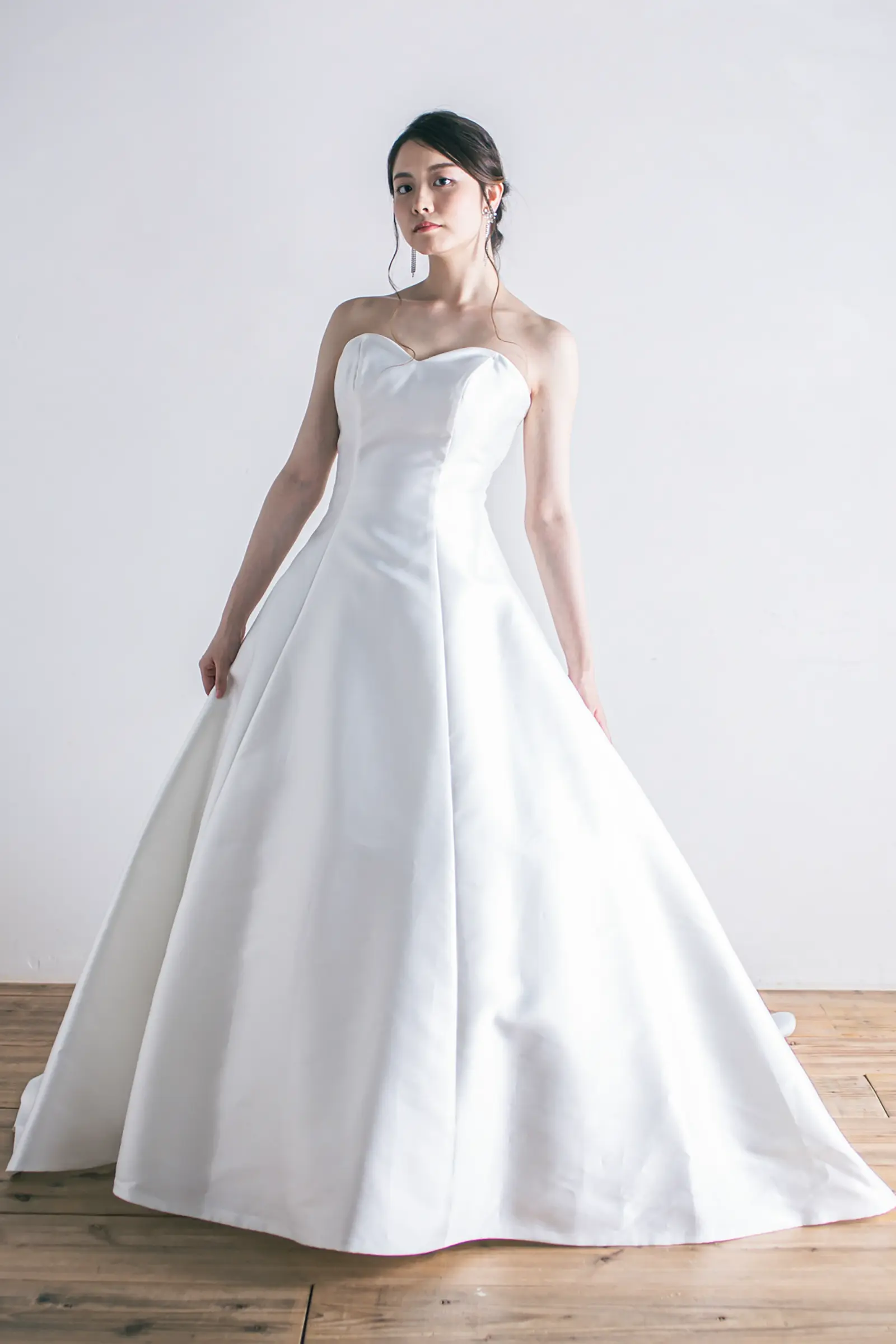 Jellish（ジェリッシュ）のドレープAラインドレス。軽井沢や横浜の会場に映えるビジュー刺繍スタイル。