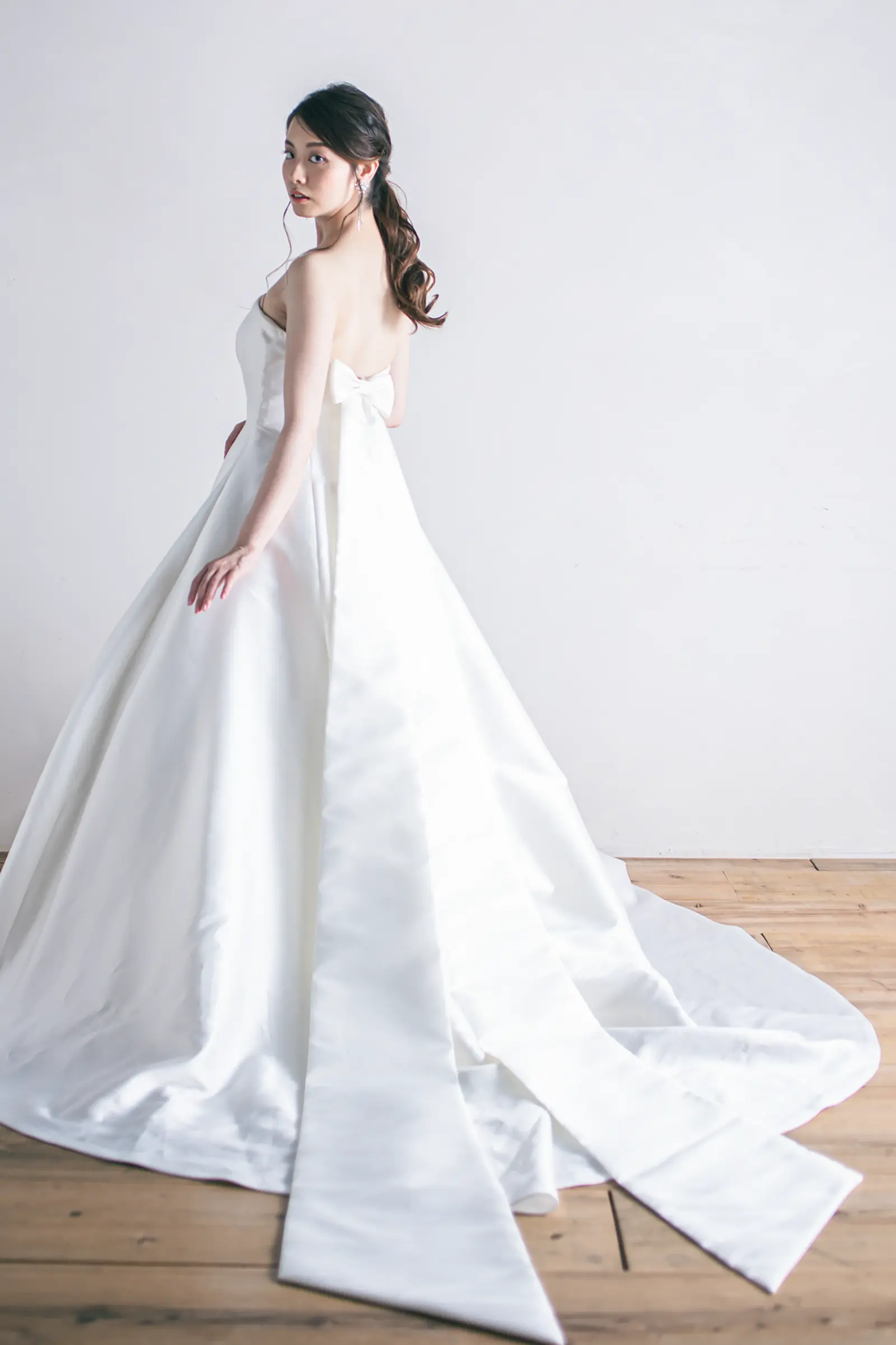 Jellish（ジェリッシュ）のバックリボンドレス。目を引く大きなリボンの後ろ姿。