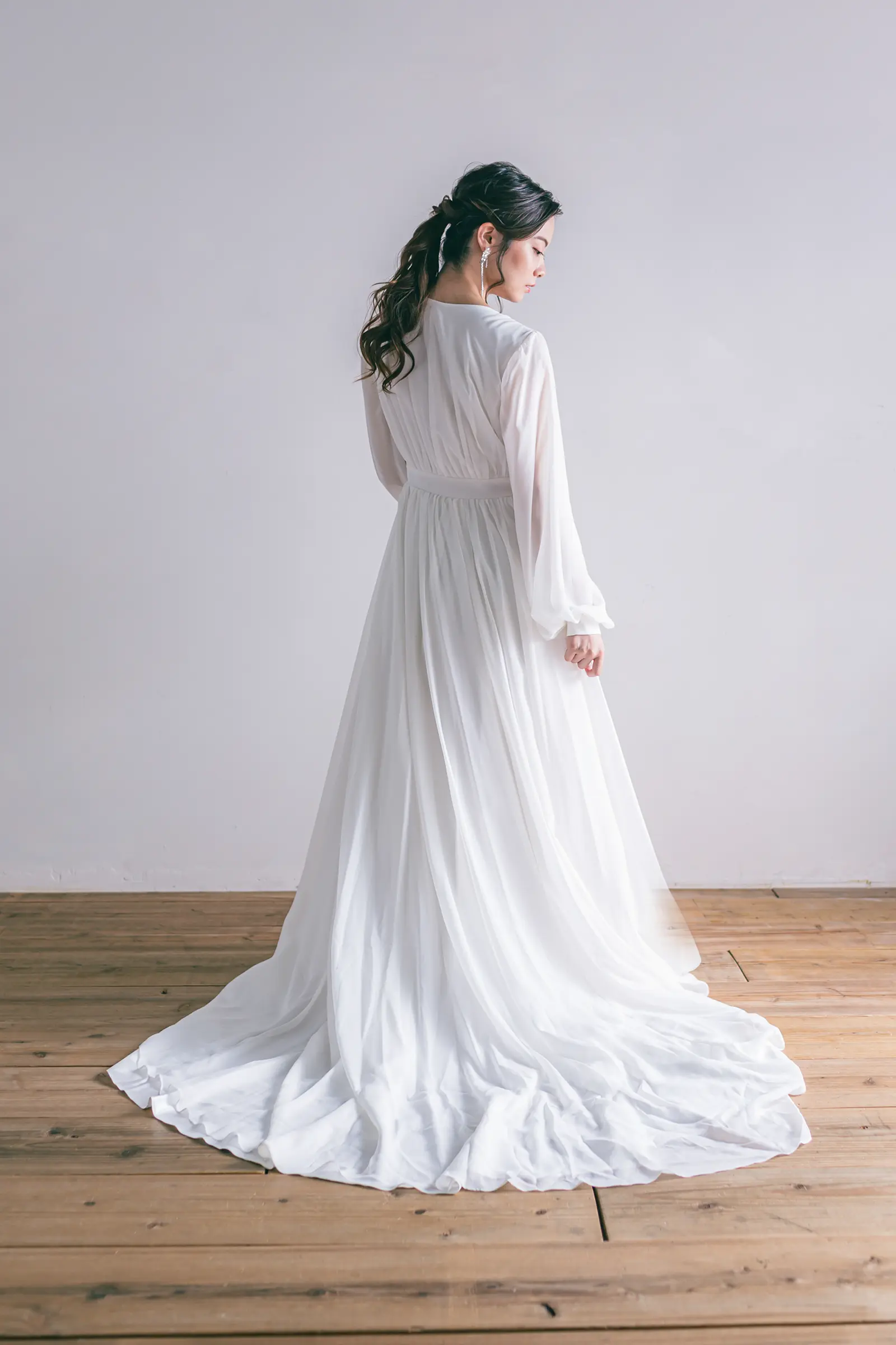 Jellish（ジェリッシュ）のAラインドレス。ビーチやガーデンにふさわしい軽やかなバックスタイル。