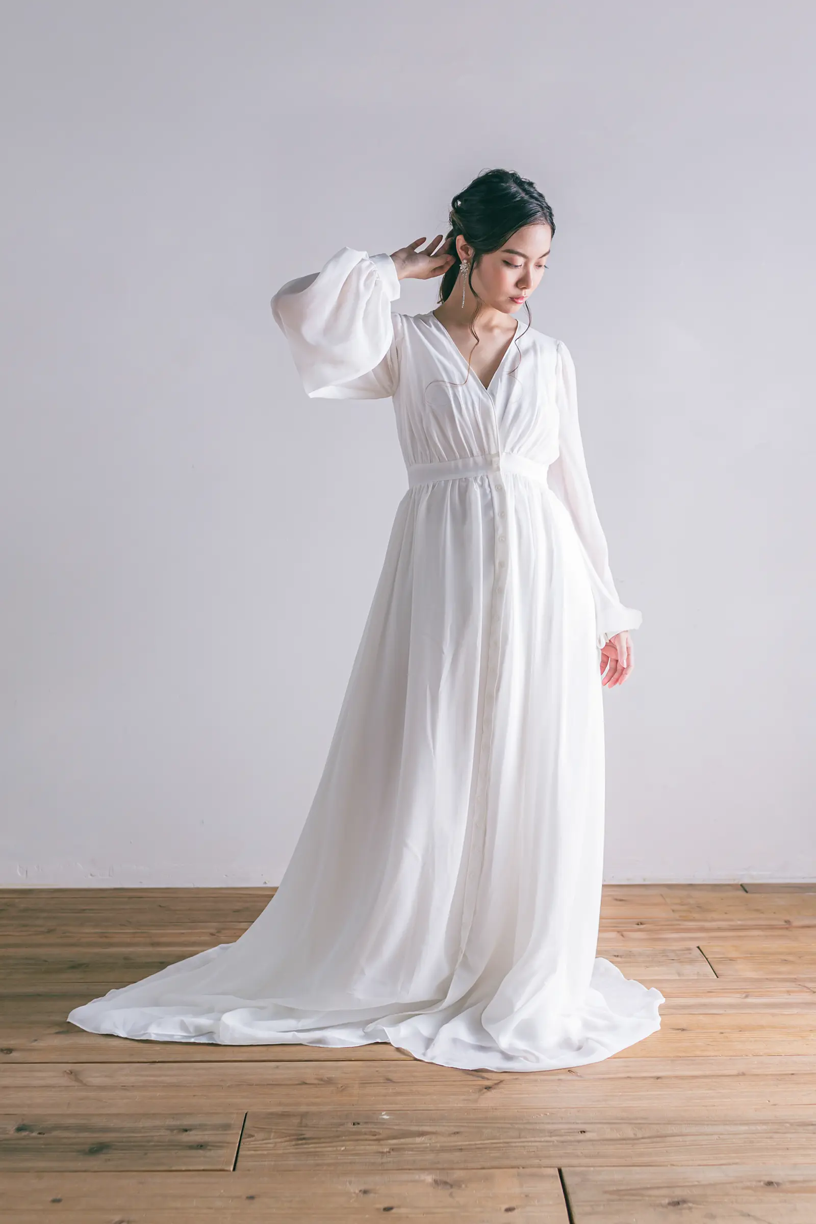 Jellish（ジェリッシュ）の刺繍チュールドレス。伊豆下田や軽井沢に映える透明感あるフロントスタイル。