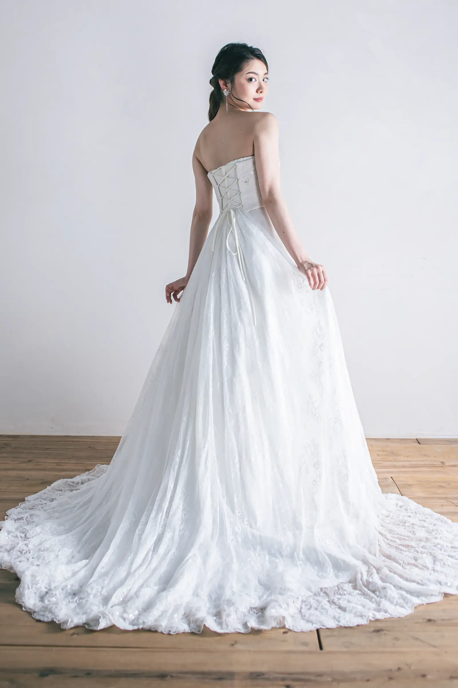 Jellish（ジェリッシュ）の編み上げAラインドレス。ビーチやガーデンで美しく広がるバックスタイル。