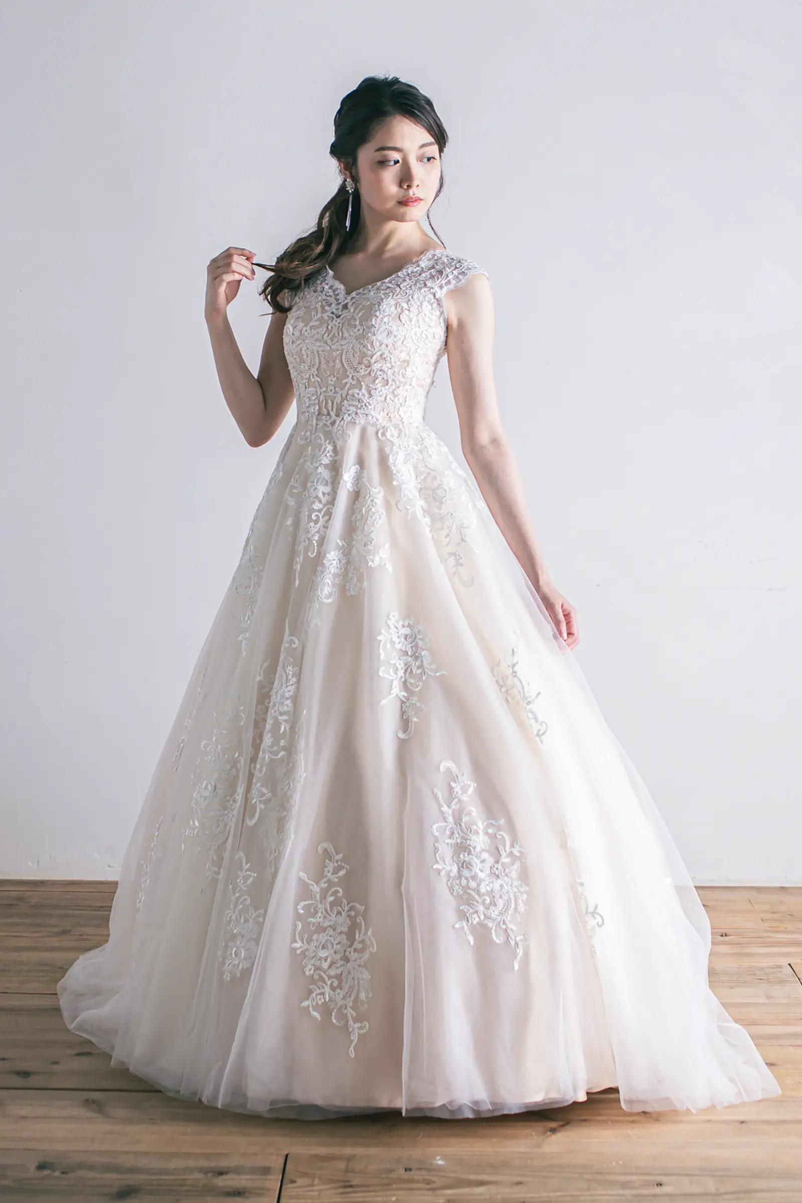 Jellish（ジェリッシュ）の刺繍Aラインドレス。横浜や金沢の洋館に映える気品あるフロントスタイル。