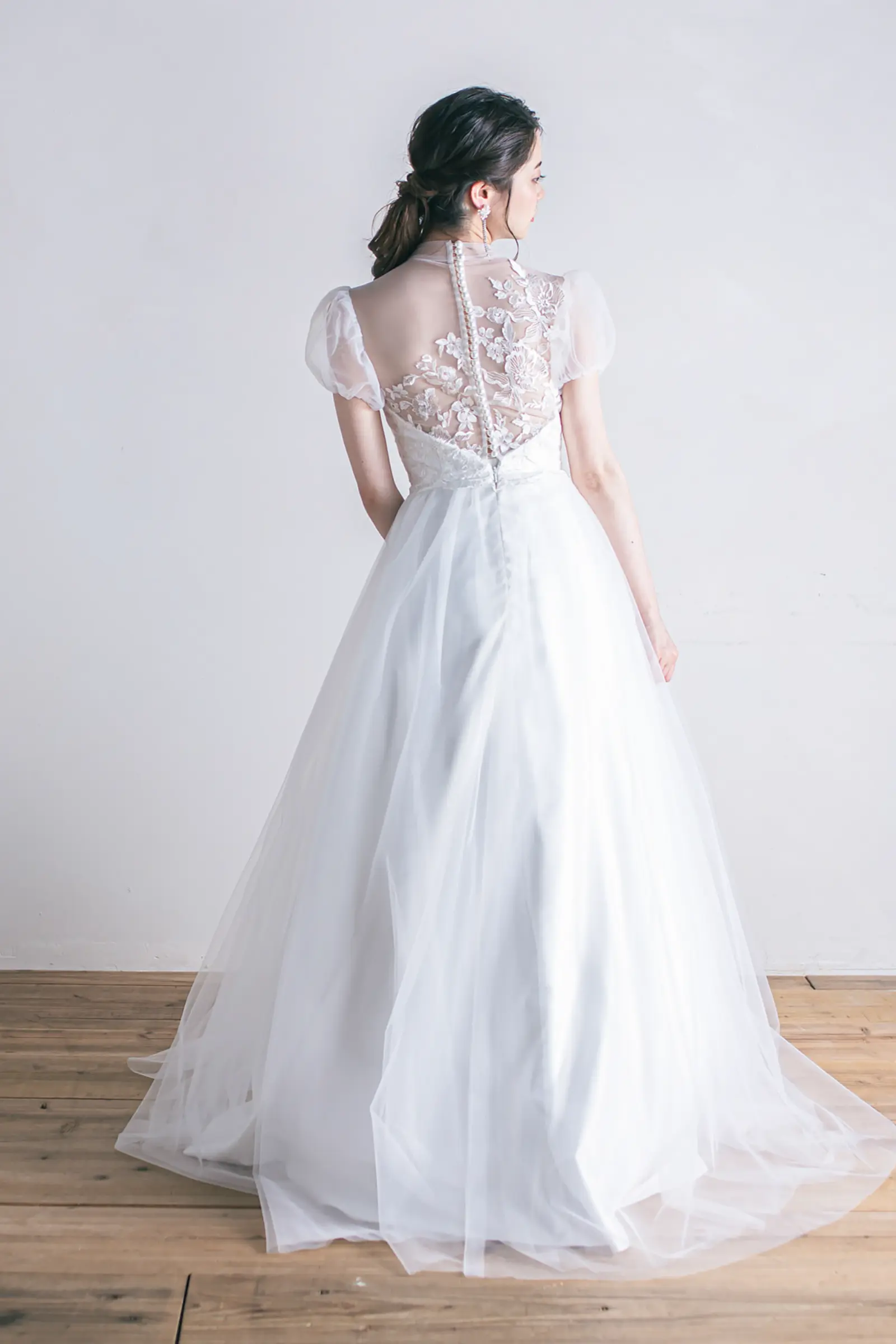 Jellish（ジェリッシュ）のクラシックサテンドレス。歴史的建造物やチャペルで映えるバックスタイル。