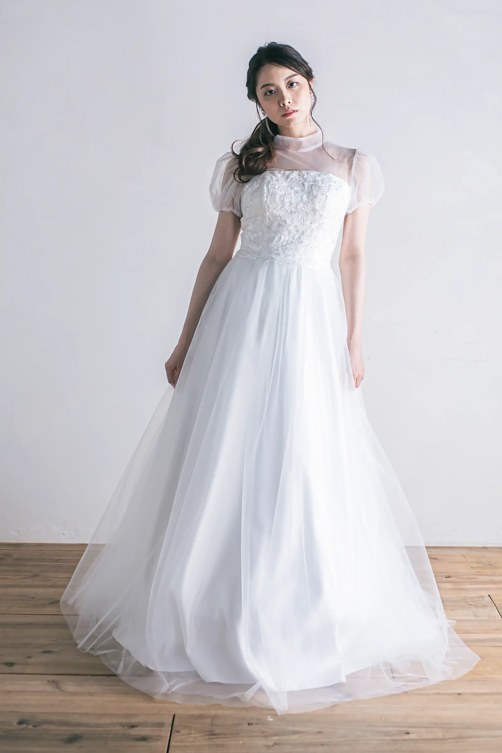 Jellish（ジェリッシュ）のサテンAラインドレス。横浜や金沢の洋館に馴染むコードレースフロント。