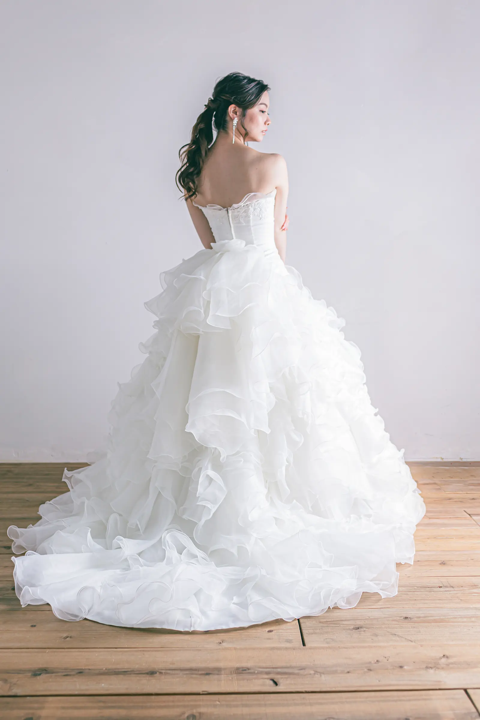 Jellish（ジェリッシュ）**のバックリボンドレス。ビーチやガーデンで目を引く大きなリボンの後ろ姿。