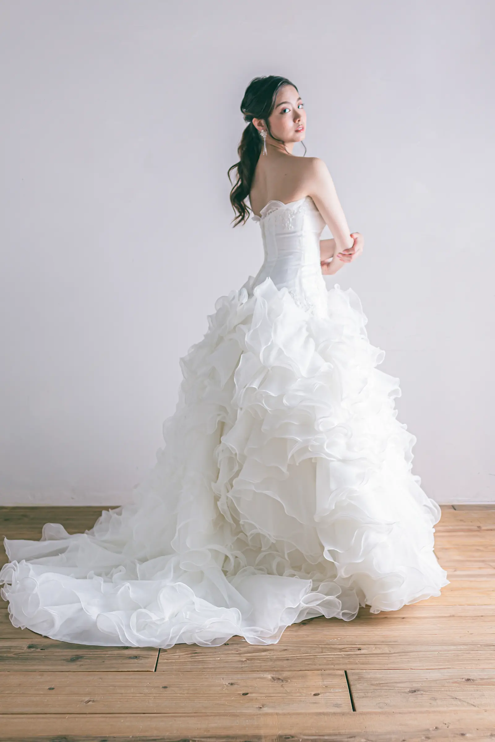 Jellish（ジェリッシュ）の編み上げチュールドレス。洋館や教会に馴染む端正なバックスタイル。