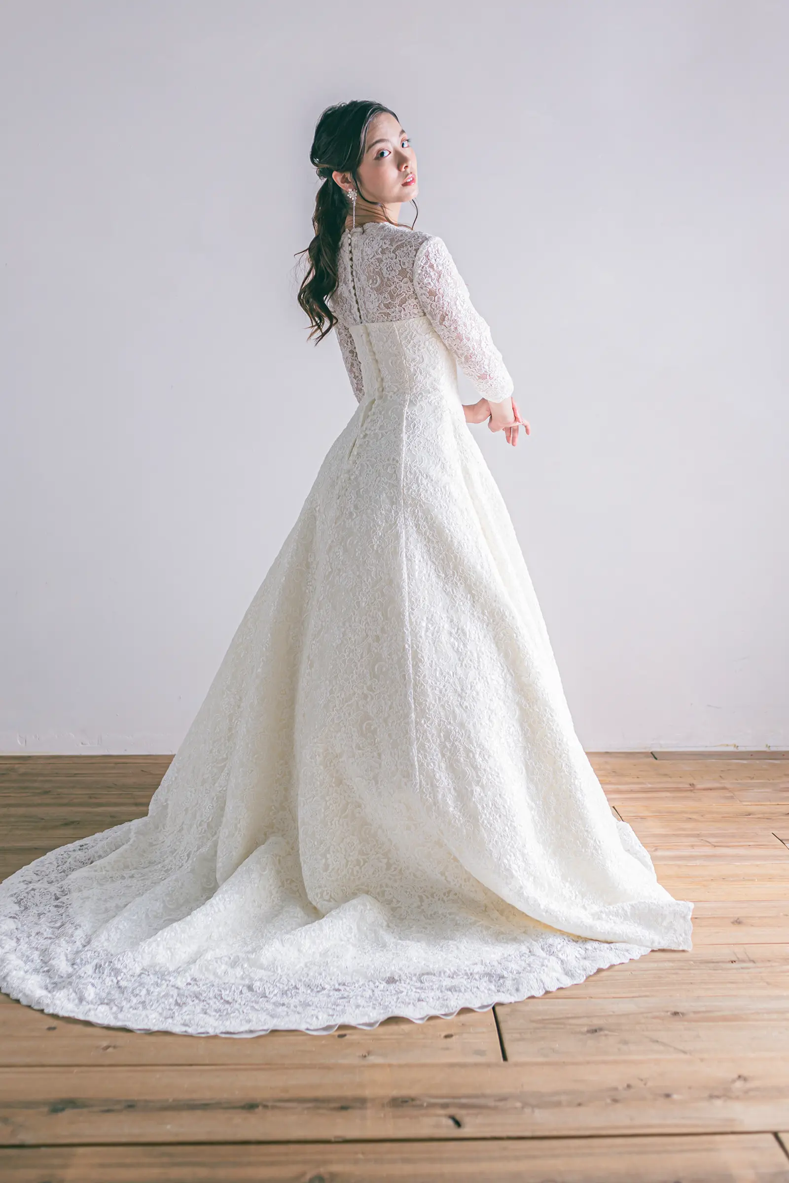 Jellish（ジェリッシュ）の総レース袖付きドレス。ガーデンや洋館で広がる優美なバックスタイル。