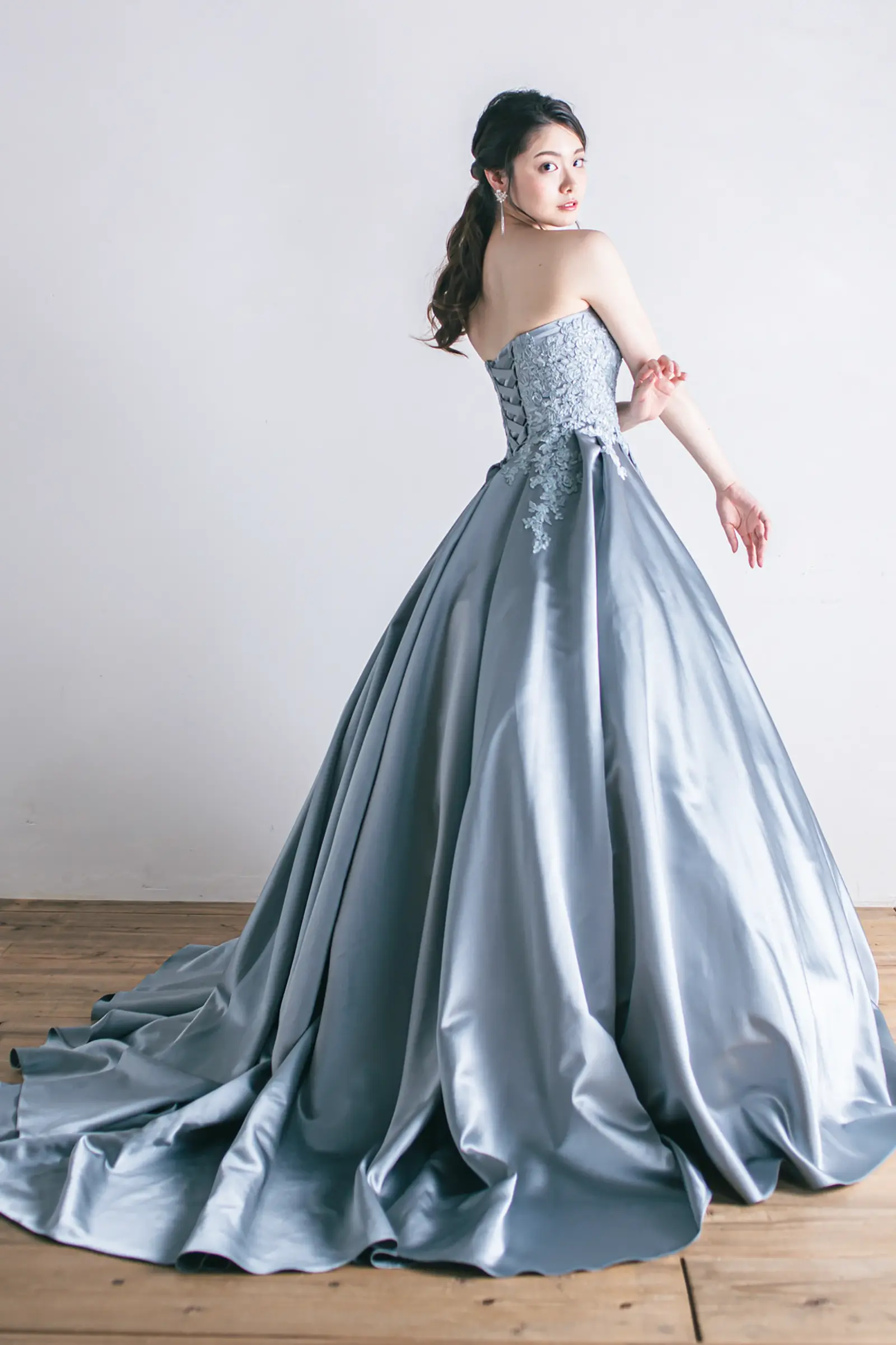 Jellish（ジェリッシュ）のサイズ調整可能な編み上げドレス。美しい広がりを見せるバックスタイル。