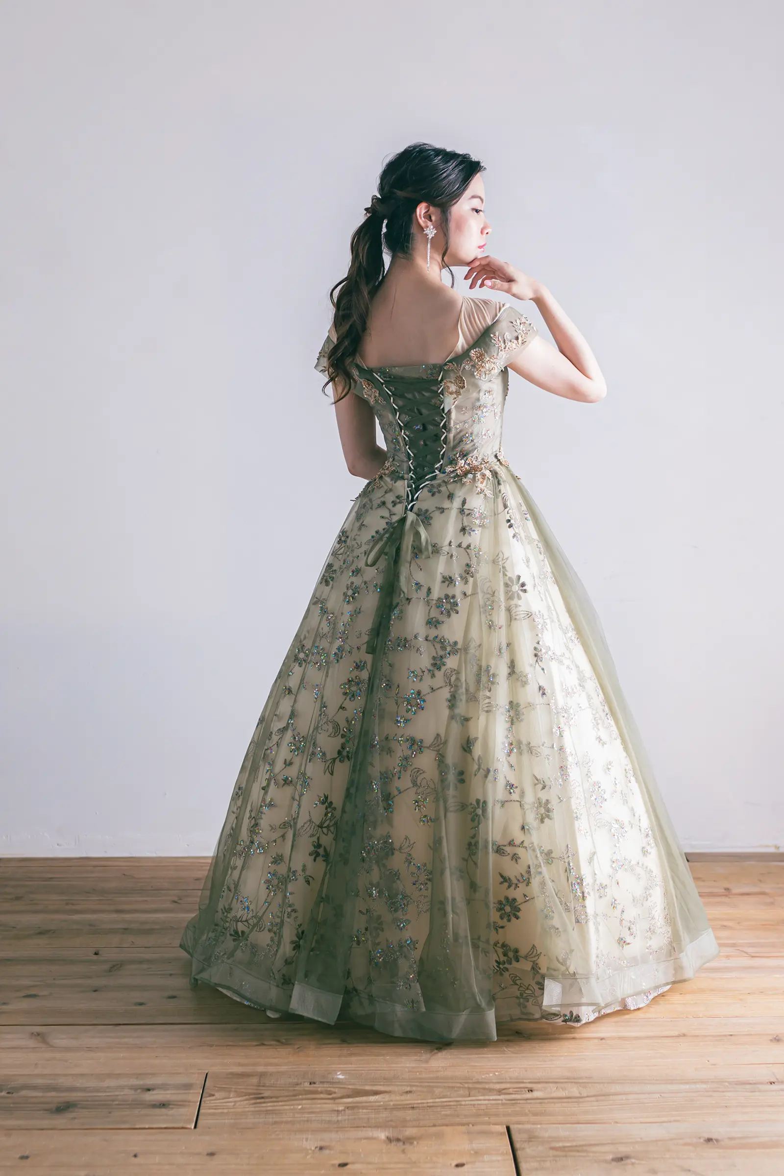 Jellish（ジェリッシュ）の編み上げ式チュールドレス。バックスタイルの美しい広がりとグリッターの煌めき。