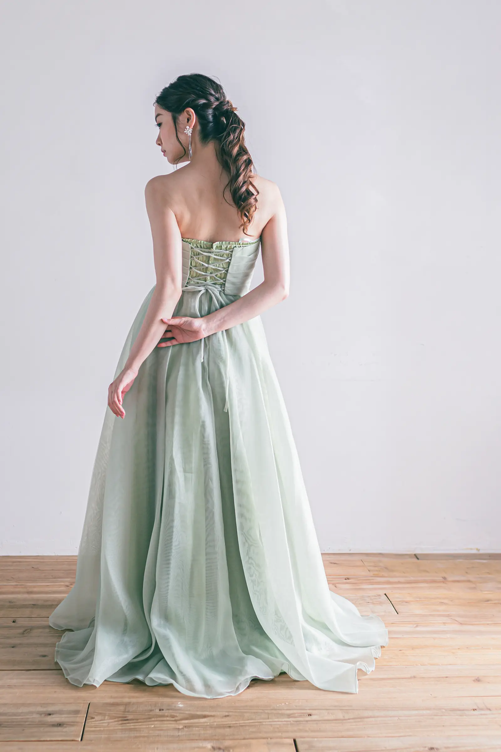 Jellish（ジェリッシュ）のアッシュグリーンシフォンドレス。編み上げ仕様のスッキリとしたバックスタイル。