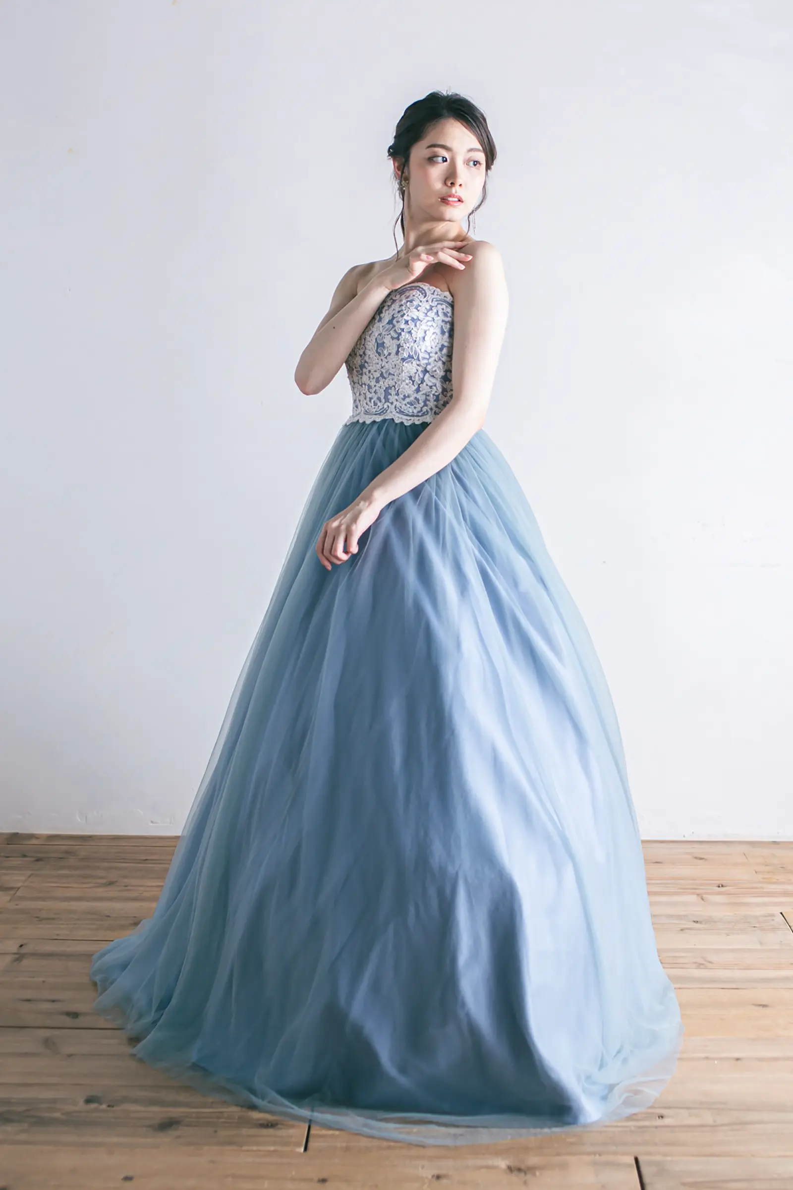 Jellish（ジェリッシュ）のスカイブルーカラードレス。胸元のホワイトレースと柔らかなチュールが美しいフロントスタイル。
