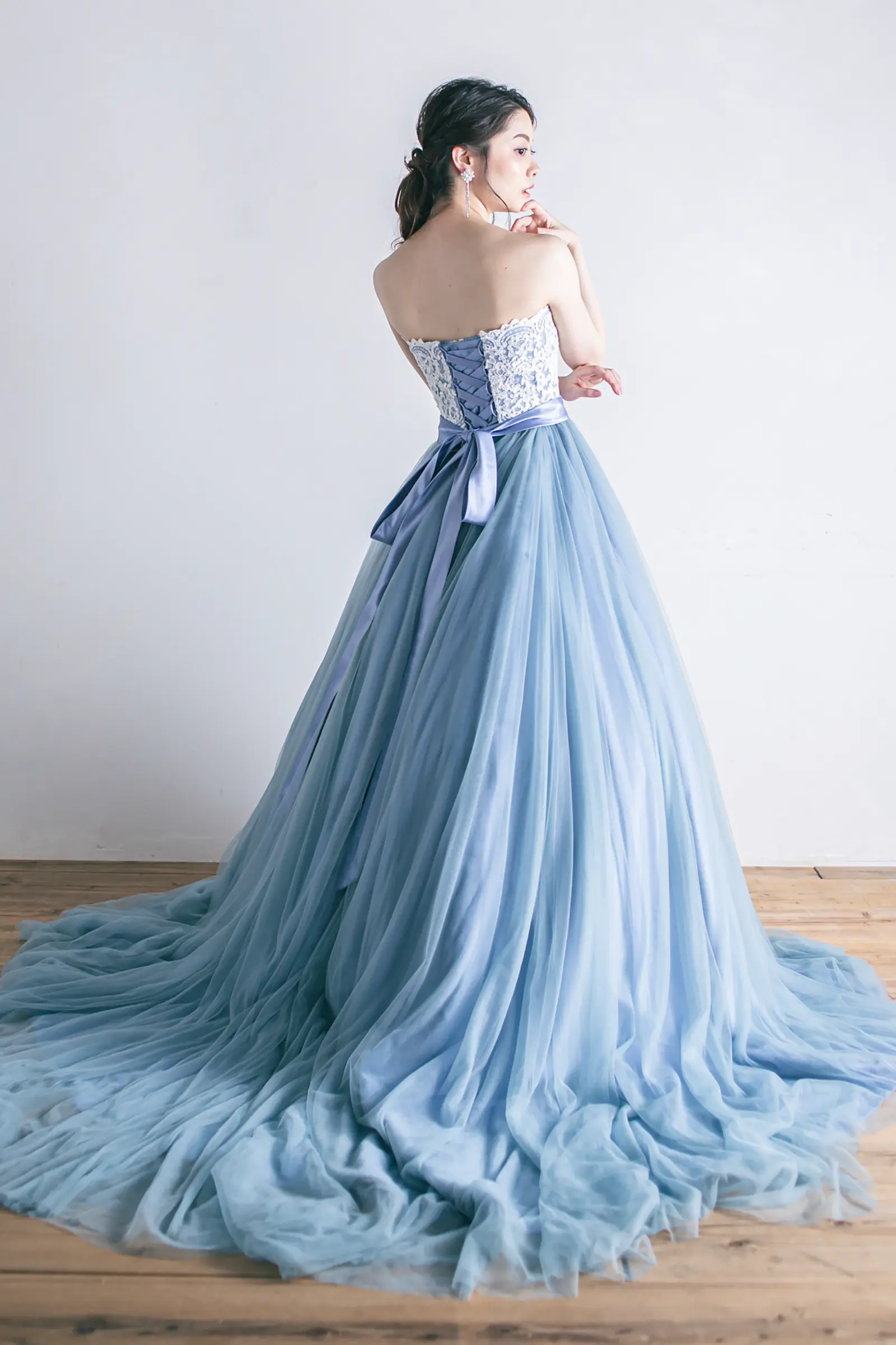 Jellish（ジェリッシュ）のバックリボン付きブルーチュールドレス。サッシュリボンをアクセントにした後ろ姿。