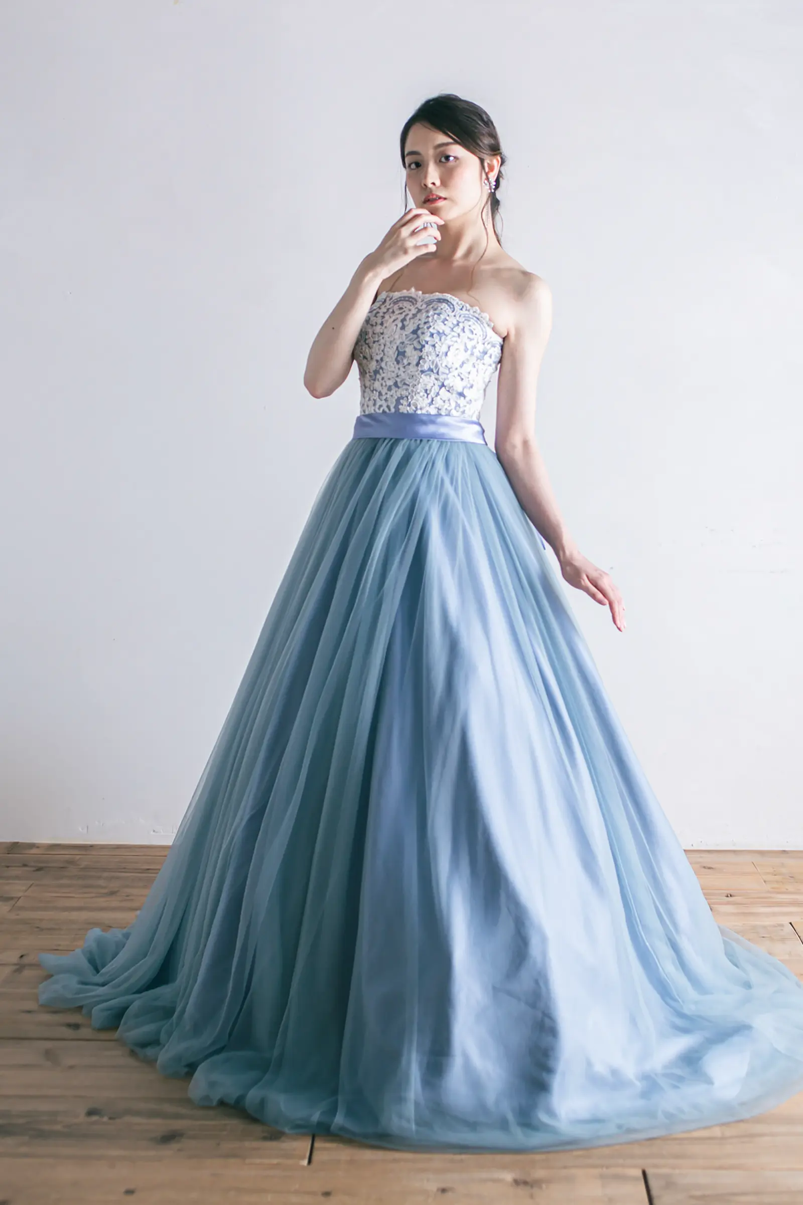 Jellish（ジェリッシュ）のブルーチュールドレス。サッシュリボンでウエストマークした華やかなフロントスタイル。