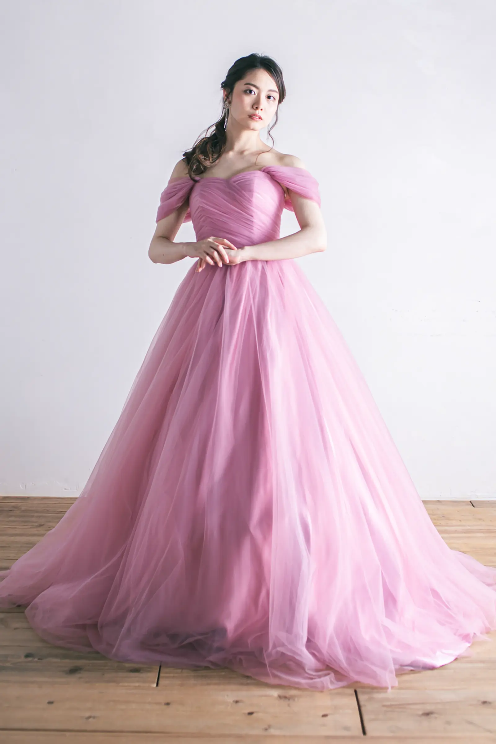 Jellish（ジェリッシュ）のアッシュピンクチュールドレス。美しいドレープのオフショルダーが際立つフロントスタイル。