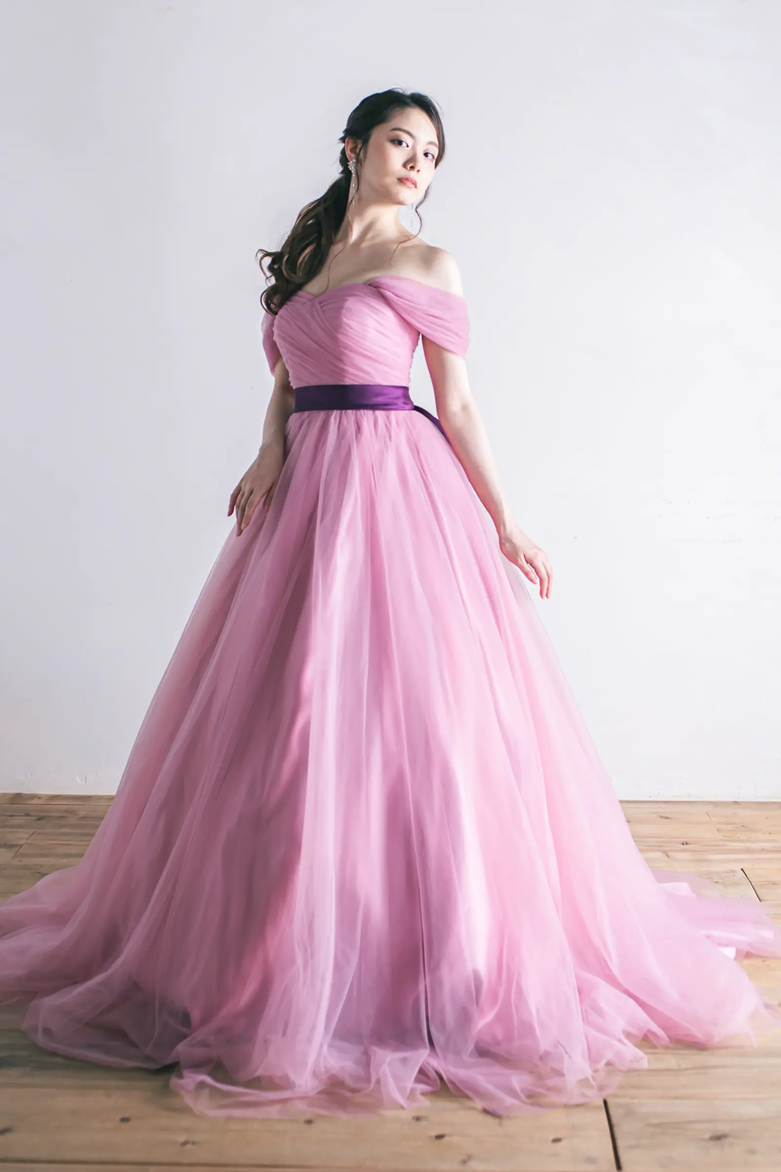 Jellish（ジェリッシュ）のアッシュピンクドレス。濃パープルのサッシュリボンをアクセントにしたフロントスタイル。