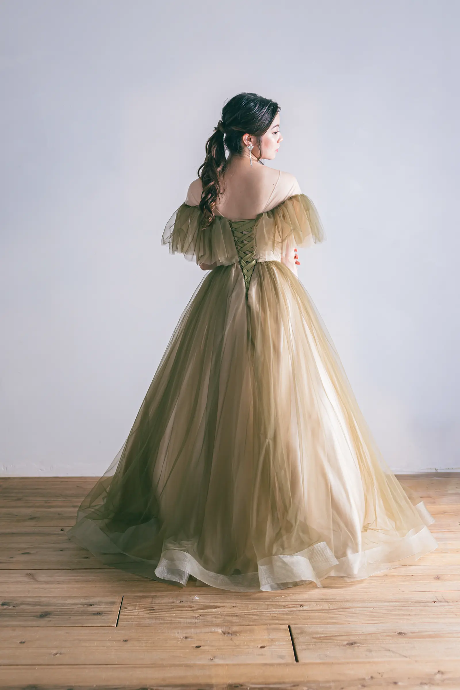 Jellish（ジェリッシュ）の編み上げアッシュグリーンドレス。スッキリとしたバックスタイル。