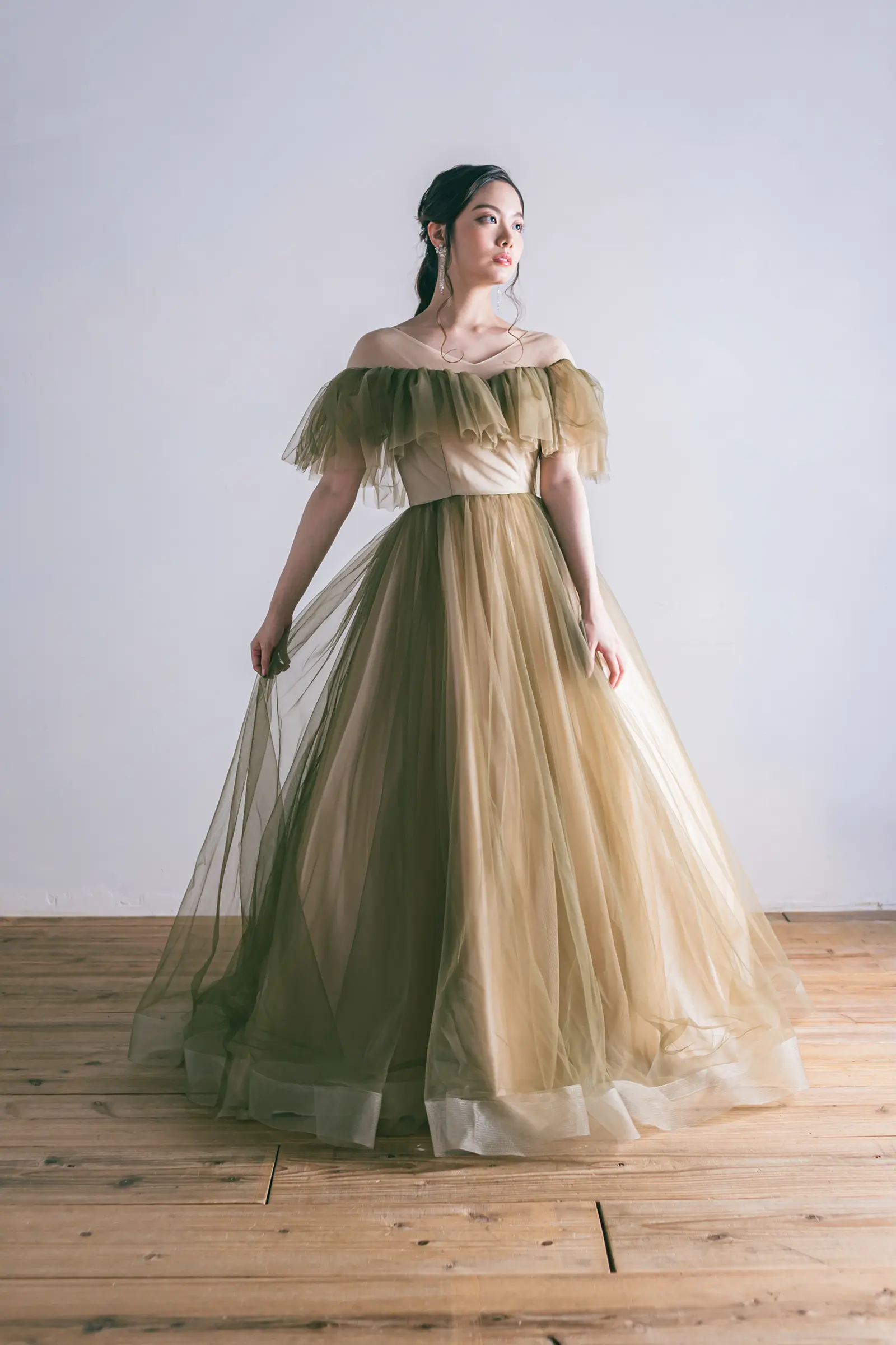 Jellish（ジェリッシュ）のアッシュグリーンチュールドレス。装飾を抑えたミニマルなフロントスタイル。